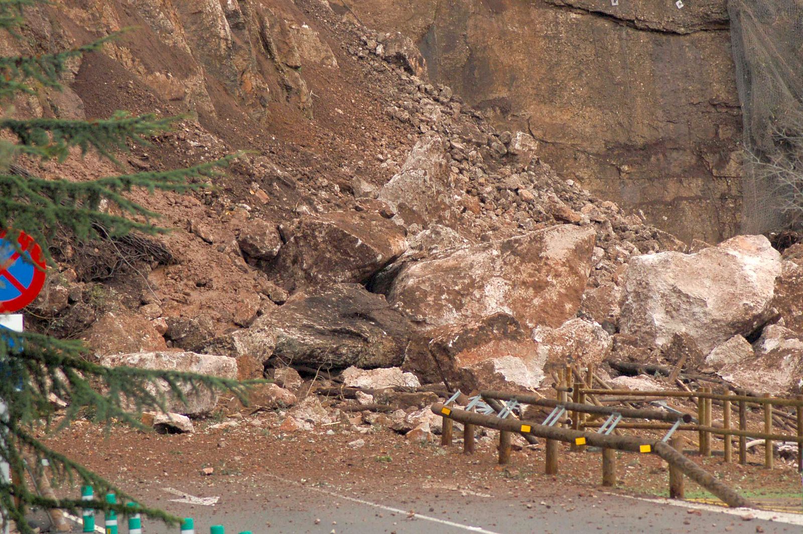 Vista del desprendimiento de rocas que mantiene el Monasterio de Montserrat aislado por carretera
