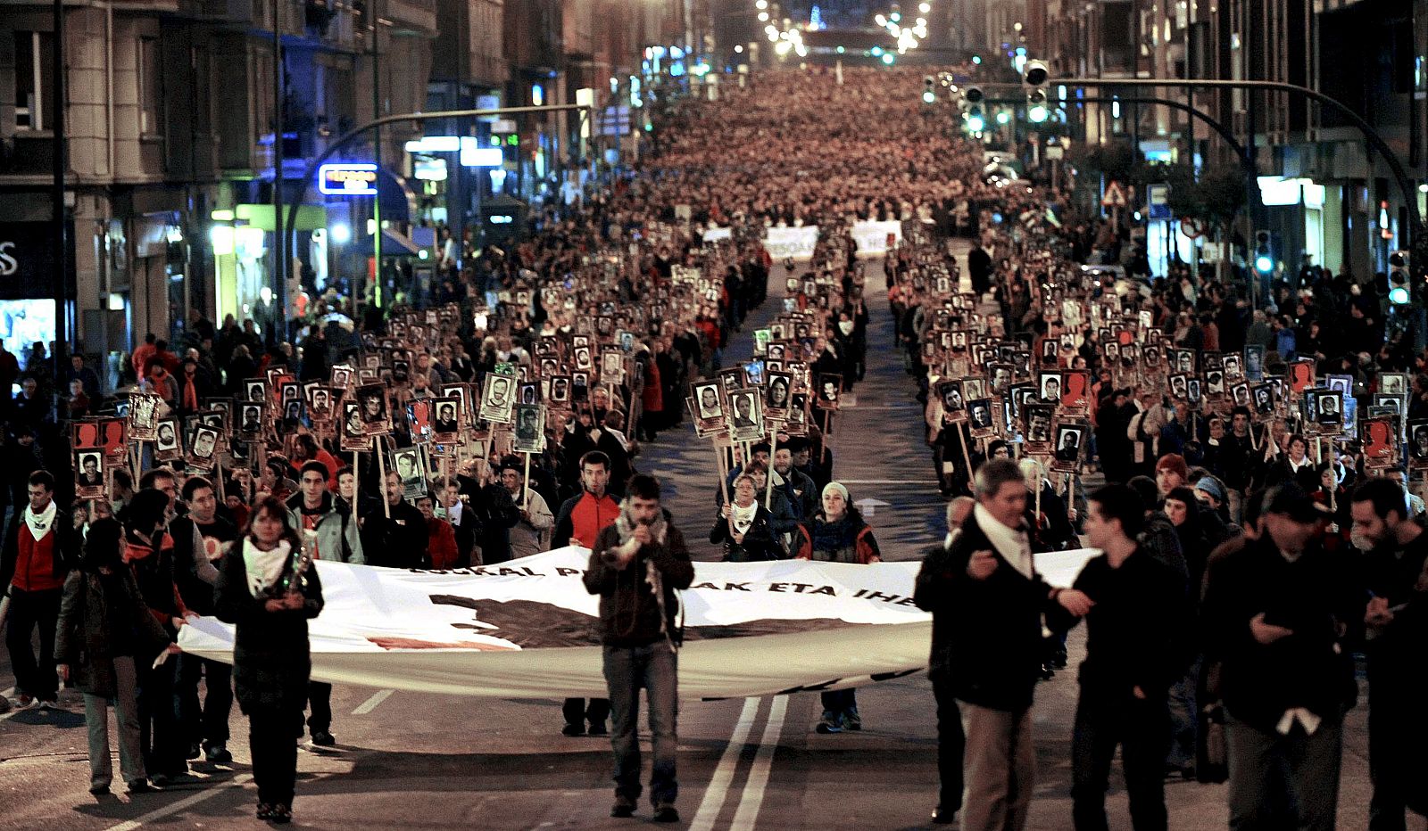 Vista de la manifestación convocada esta tarde en Bilbao por la asociación de familiares de presos de ETA