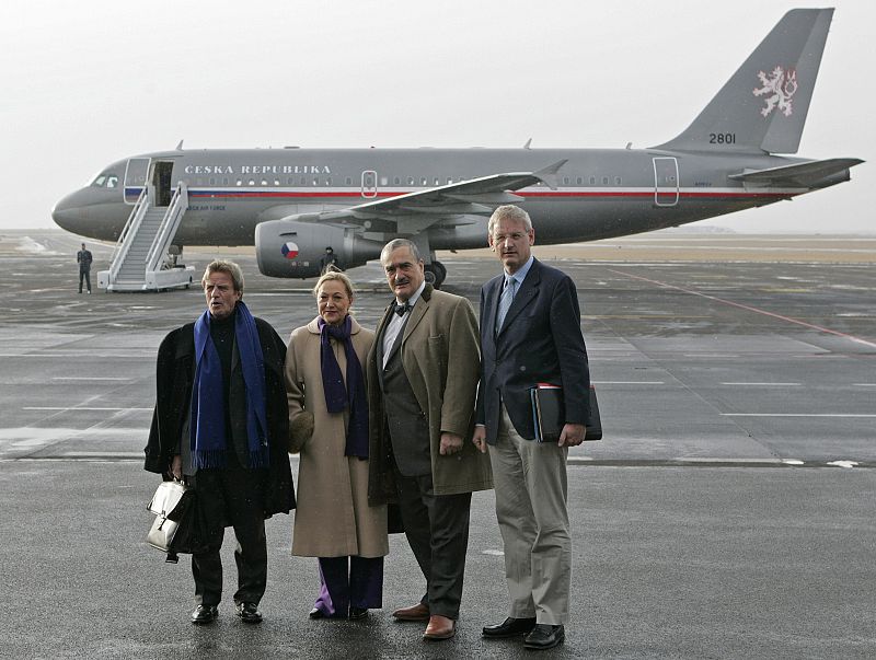 Czech Foreign Minister Schwarzenberg, EU External Relations Commissioner Ferrero-Waldner and France s Foreign Minister Kouchner and Swedish Foreign Minister Bildt pose for photographers in Prague