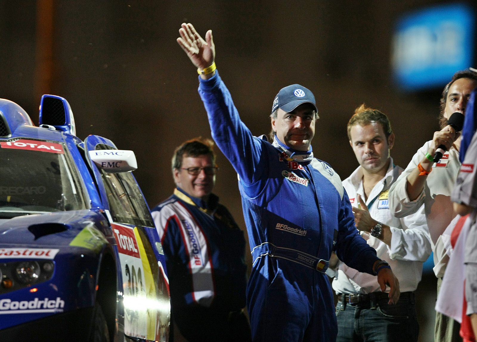 El piloto español Carlos Sainz del equipo Volkswagen Motosport II, saluda al público durante el Rally Dakar Argentina-Chile 2009.