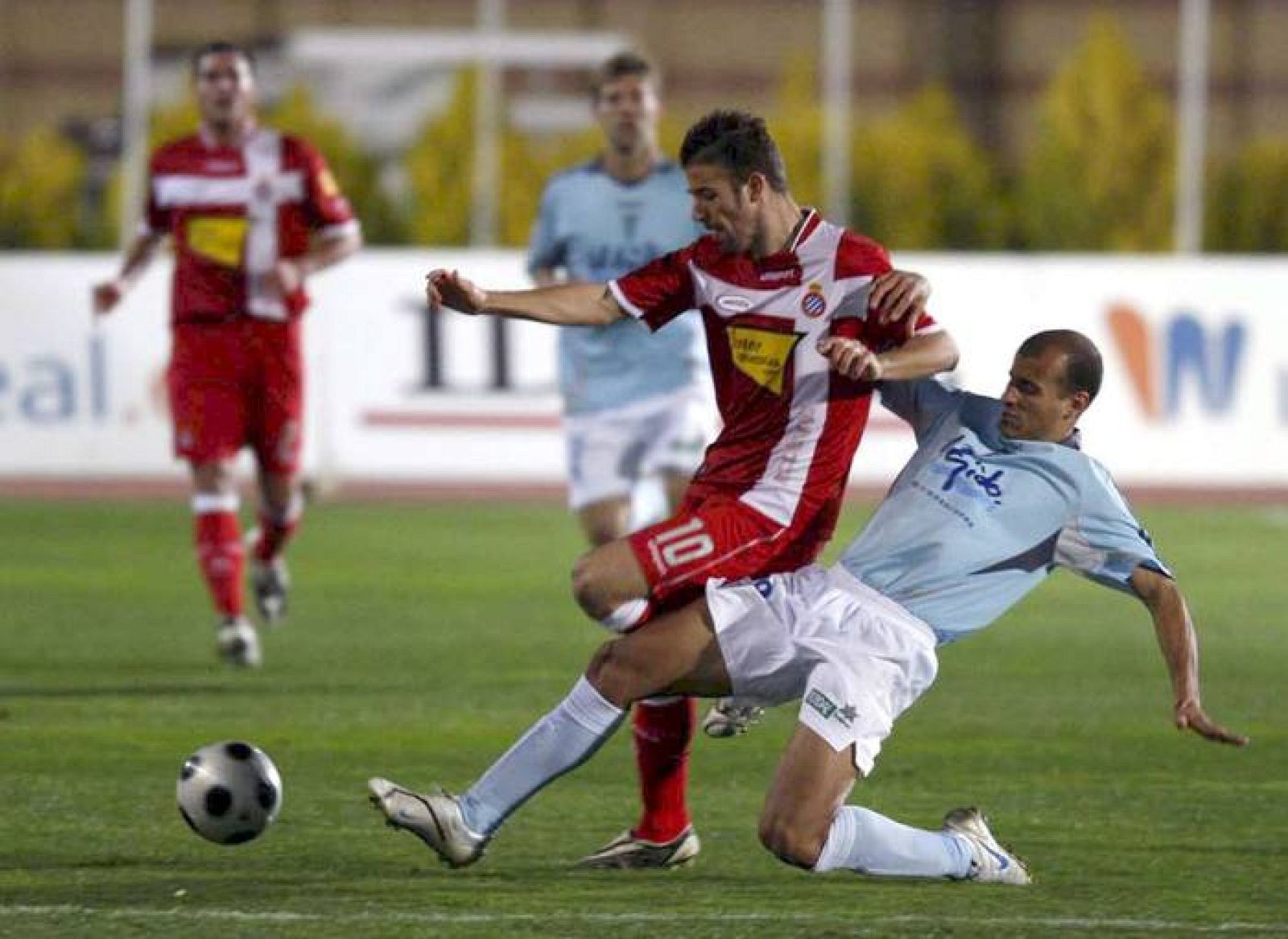 El delantero del Espanyol Luis García pelea un balón con el centrocampista del Polideportivo Ejido Mikel Rico.