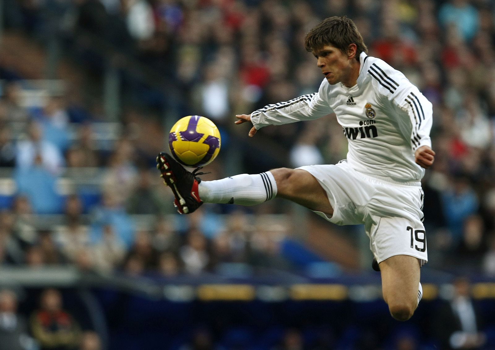 Klaas Jan Huntelaar controla el balón durante un partido disputado contra el Villarreal en el Bernabeu.