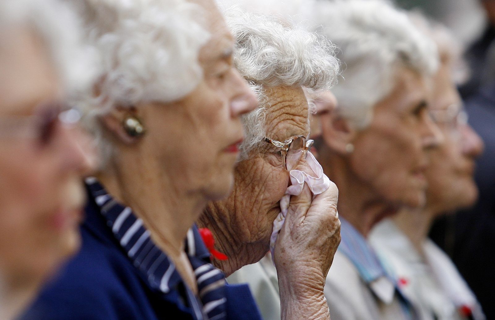 Women attend an Armistice Day ceremony at the Cenotaph in Sydney