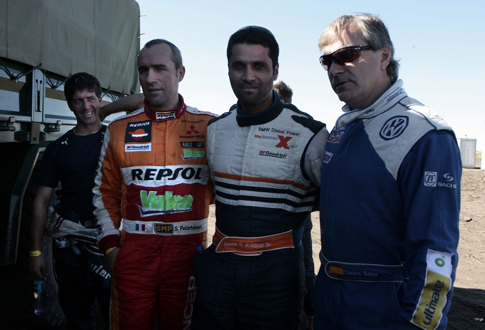 El piloto qatarí Nasser Al Attiyah (C), posa con el español Carlos Sainz (d), y el francés Stephane Peterhansel (i).