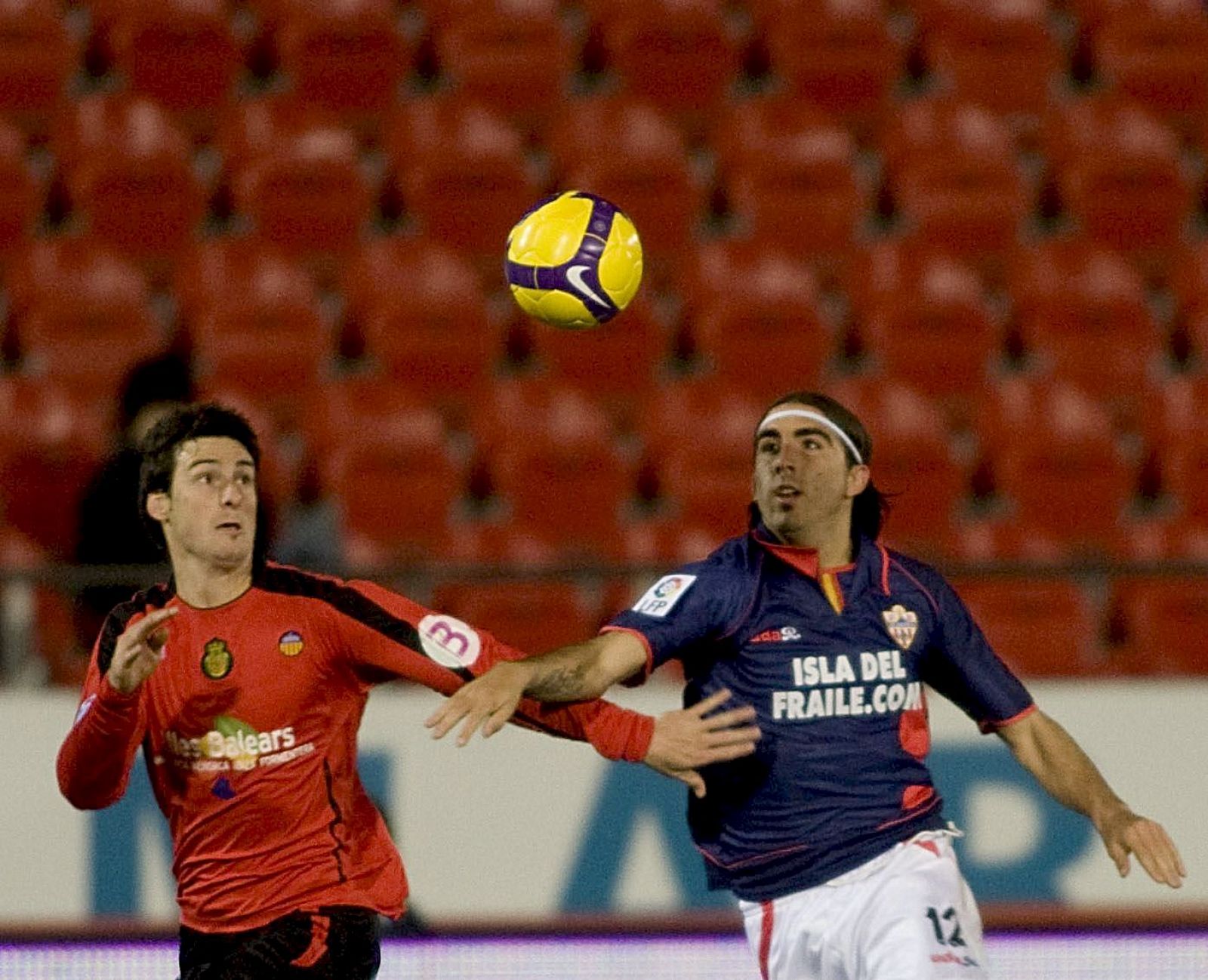 El delantero del Mallorca Aritz Aduriz disputa el balón con el defensa del Almería José Manuel Flores "Chico".