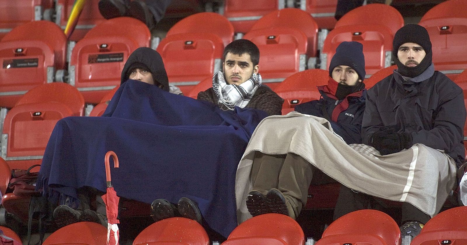 Varios aficionados del RCD Mallorca se protegen del frío tapados con mantas durante el partido ante la UD Almería, correspondiente a los octavos de final de la Copa del Rey.