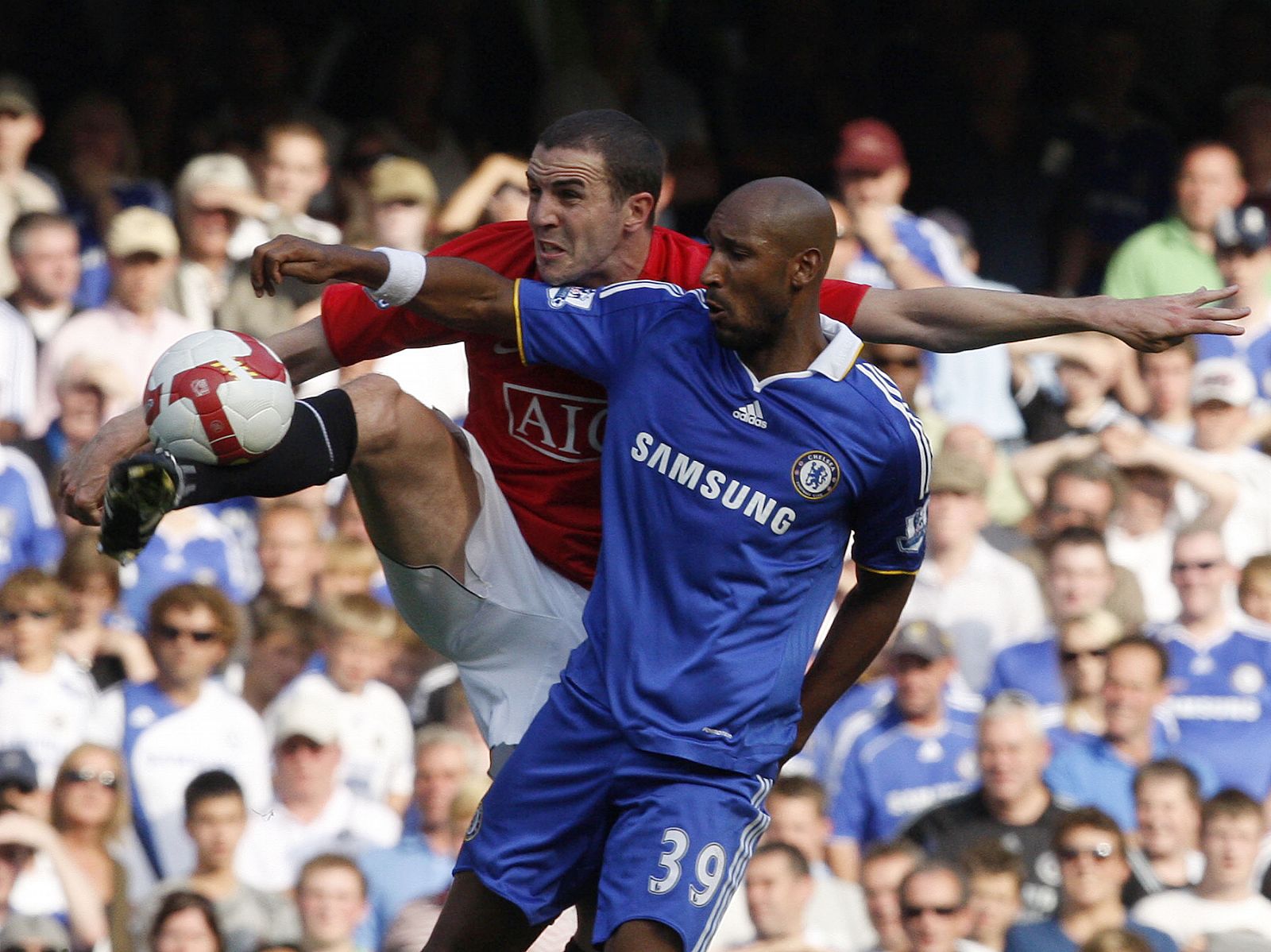 El jugador del Chelsea, Anelka, durante un partido ante el Manchester United.