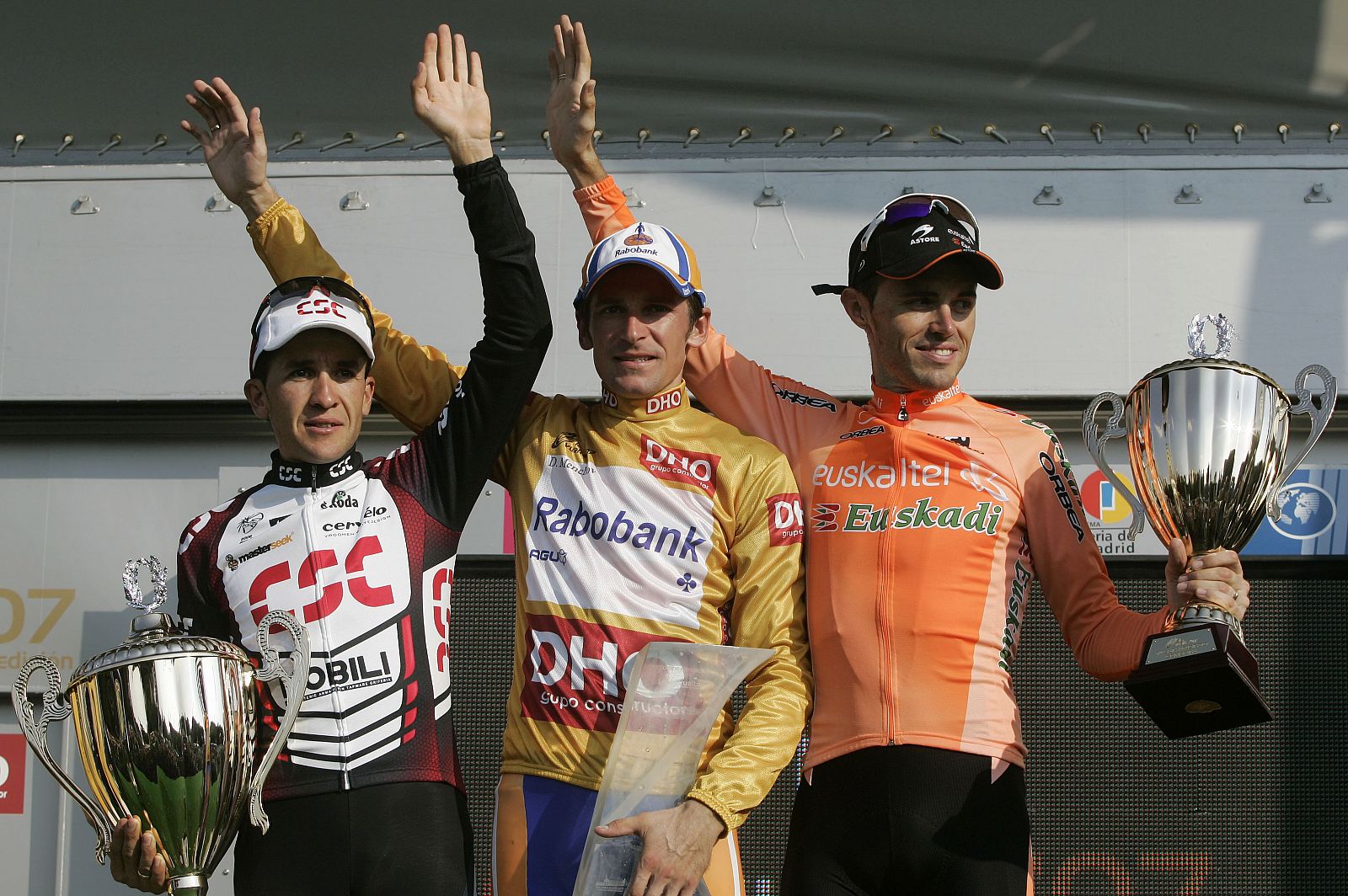 Menchov (C) celebra el triunfo en la Vuelta a España 2007, junto a Carlos Sastre (i) y Samuel Sánchez (d).