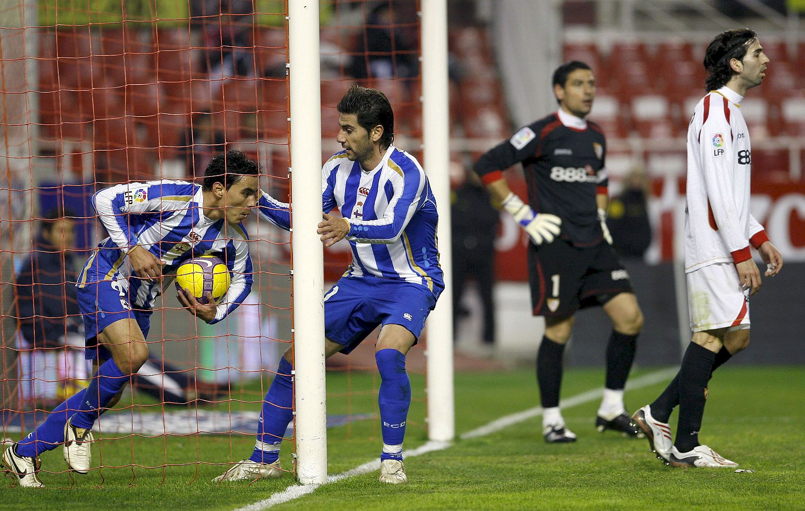 El Deportivo de la Coruña y el Sevilla afrontan la segunda de las tres citas que tienen en una semana.