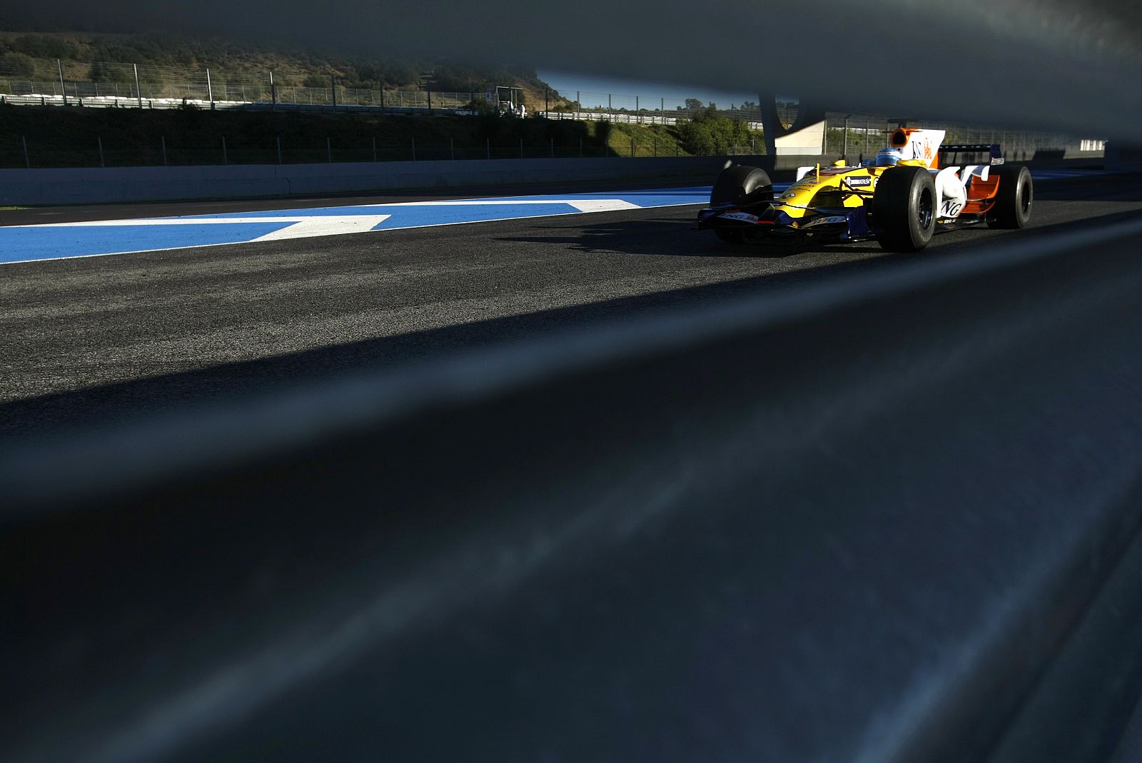 Fernando Alonso conduce su R28 en el circuito de Jerez