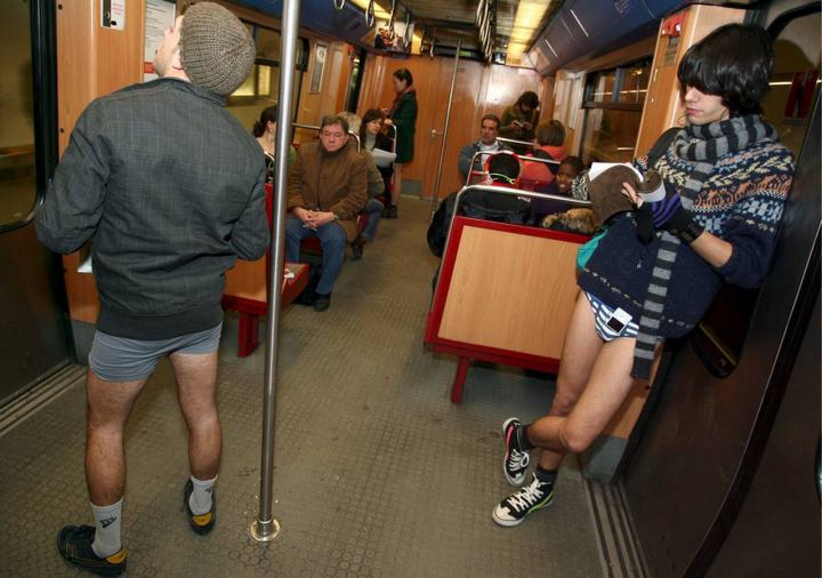 Una 'flash mob' desafía al frío en con decenas de pasajeros en interior RTVE.es