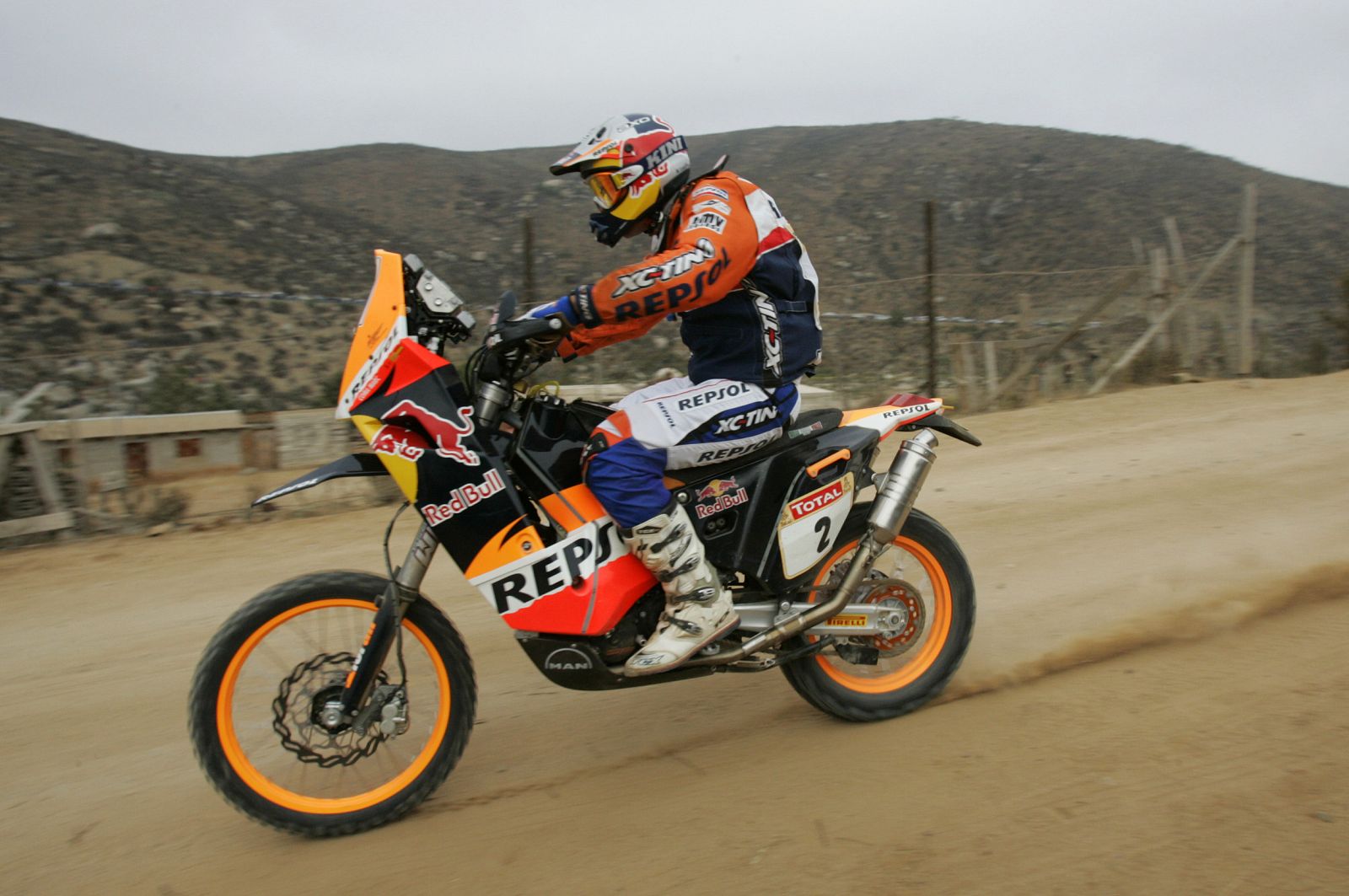 El piloto de KTM, Marc Coma, conduce su moto en el Dakar de 2009.