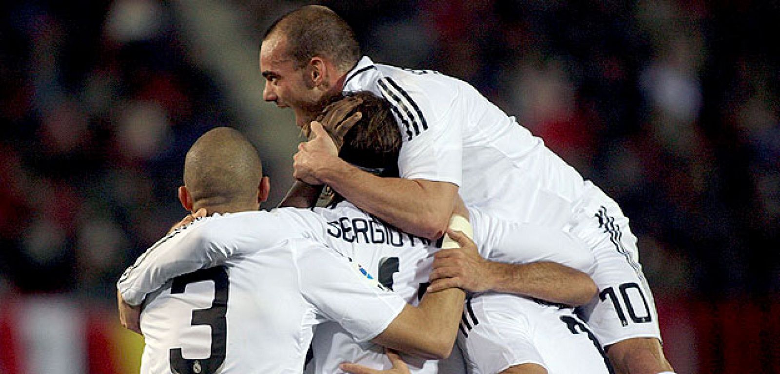 El Madrid ha ganado a domicilio al Mallorca con un gol de Robben, otro de Rául y ha cerrado el marcador Sergio Ramos.