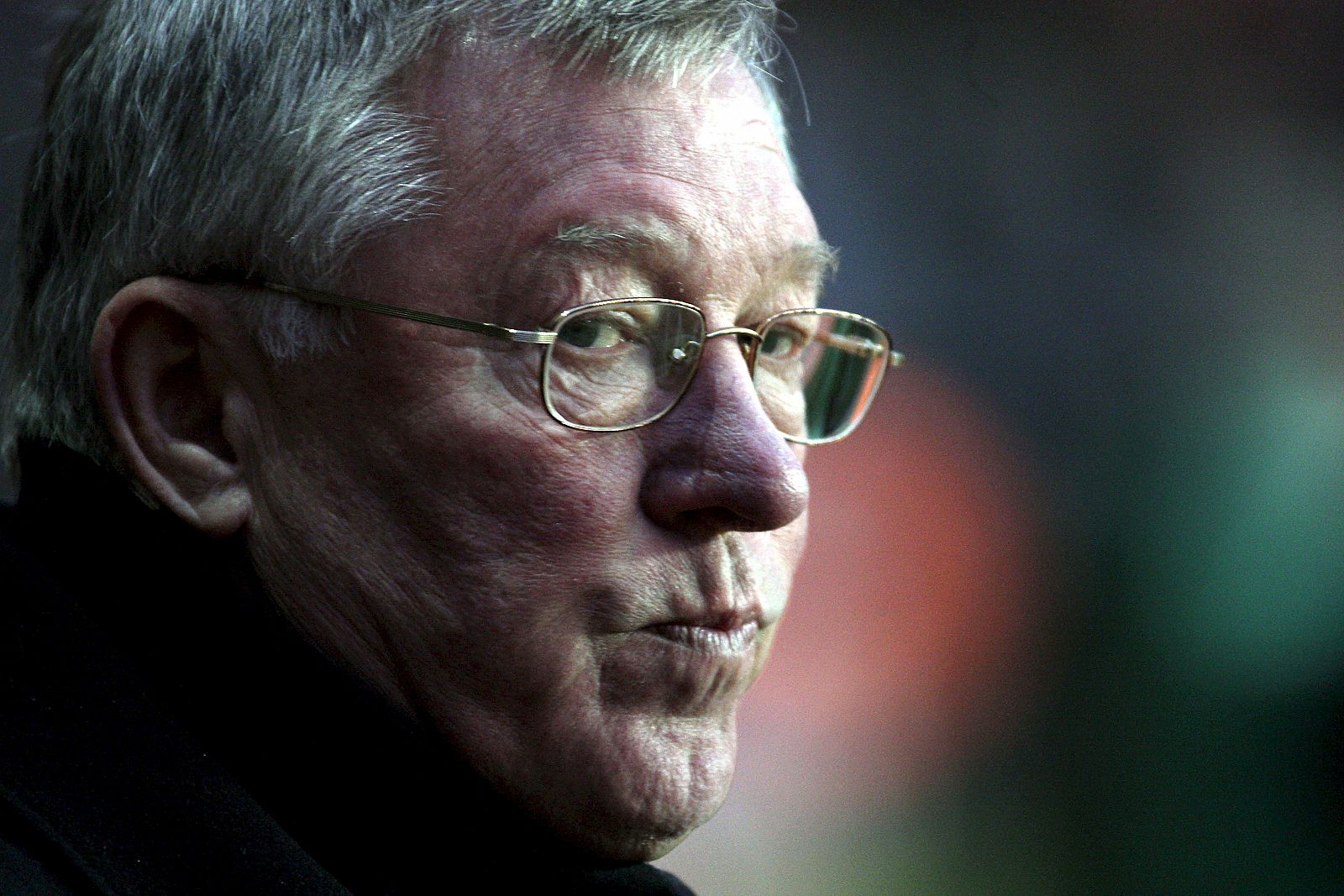 El técnico del Manchester United sir Alex Ferguson observa un partido.