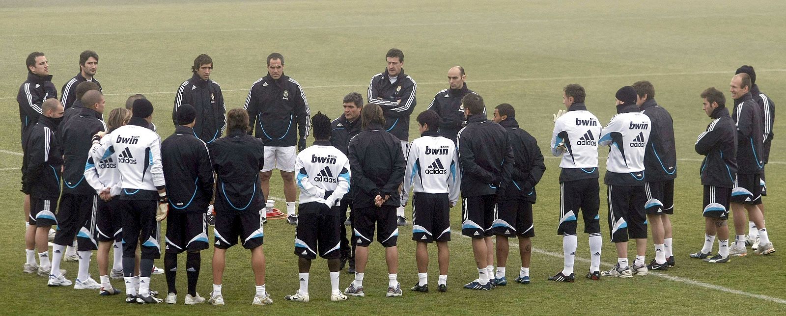 Los jugadores del Real Madrid escuchan las instrucciones del entrenador, Juande Ramos.