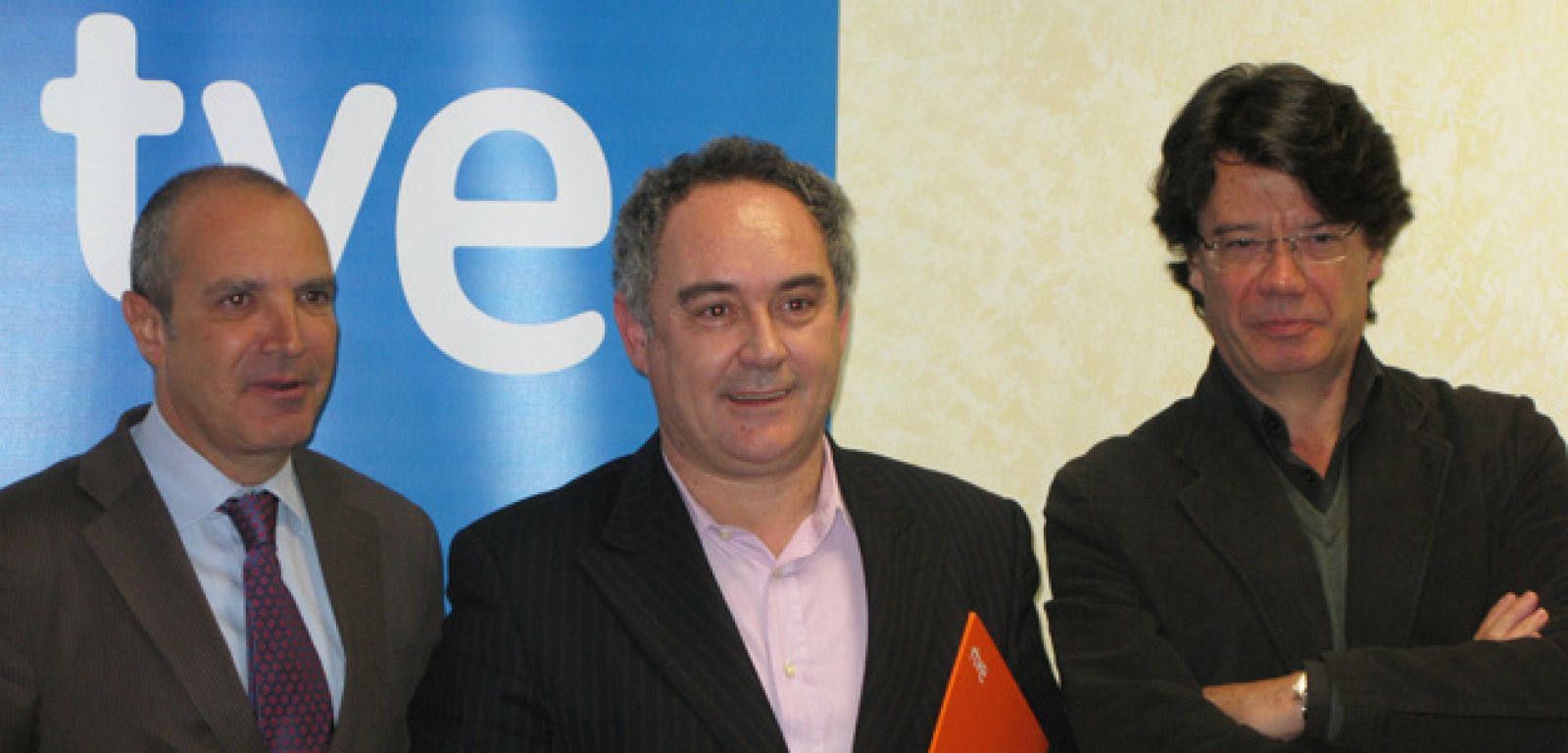 De izq. a dcha: Luis Fernández, presidente de la Corporación de RTVE, el cocinero Ferran Adrià, y Pere Roca, director del Canal Cultura.