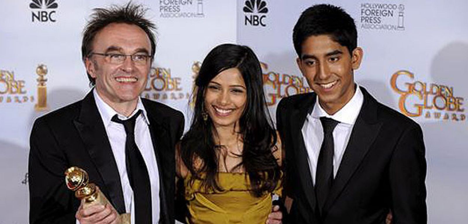 El director británico de cine Danny Boyle posa junto a los actores Freida Pinto y Dev Patel tras recibir el Globo de Oro a Mejor director por la película "Slumdog Millionaire".