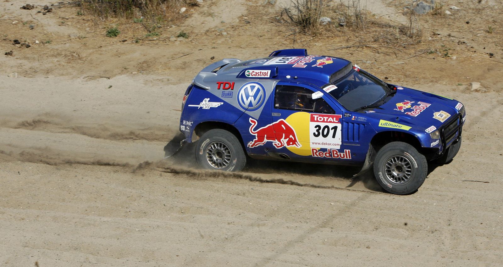 Calos Sainz (Volkswagen) conduce su coche en la octava etapa del Dakar, en Valparaíso.