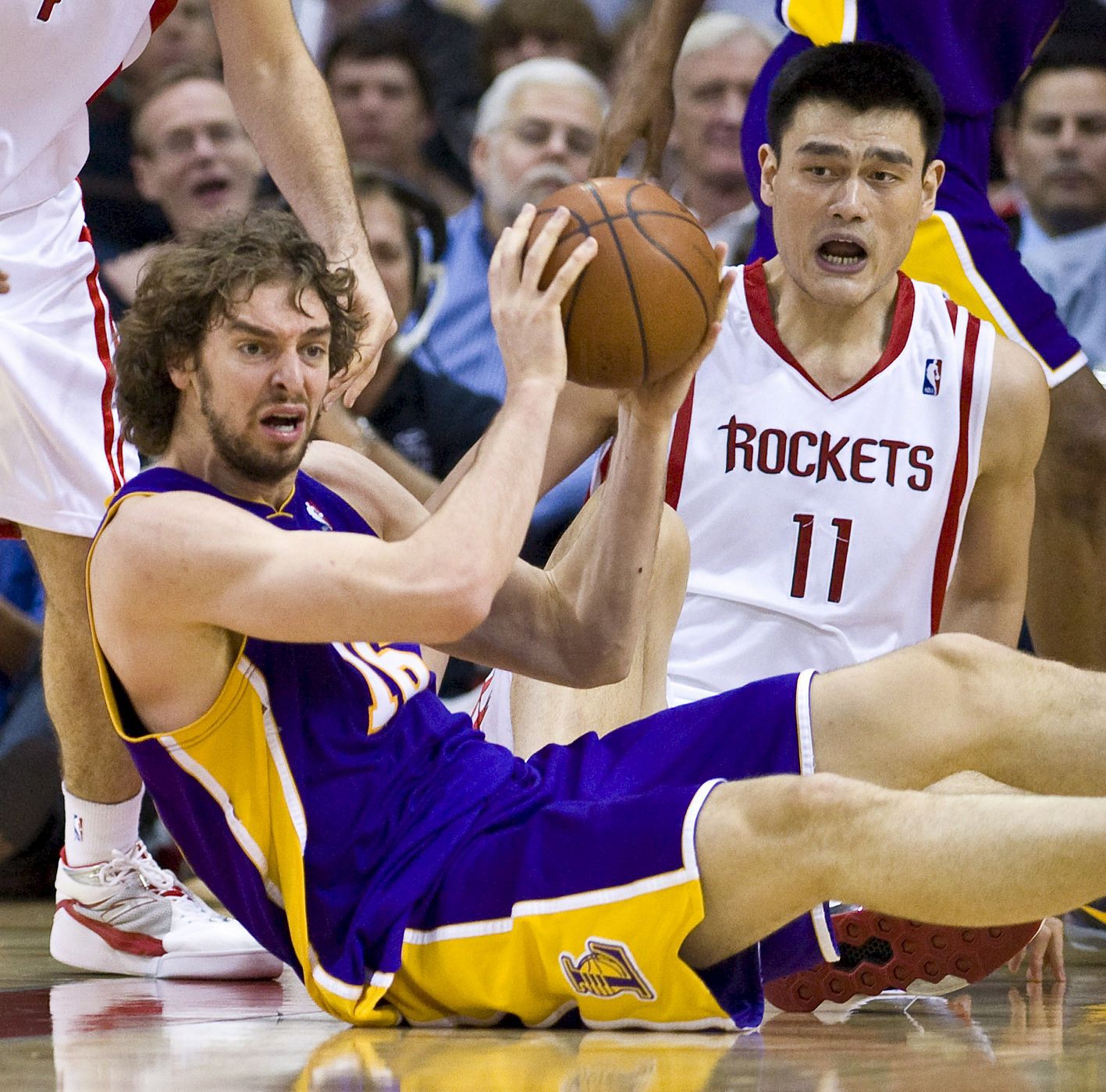 El jugador de los Lakers, Pau Gasol, le quita el balón a Yao Ming, de los Rockets de Houston.