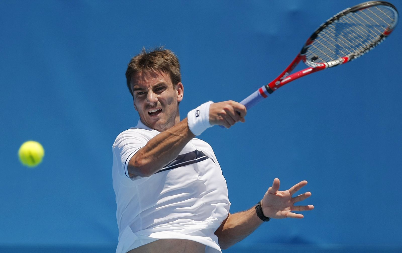 Tommy Robredo golpea la bola en el partido disputado en Sidney contra el croata Mario Ancic.