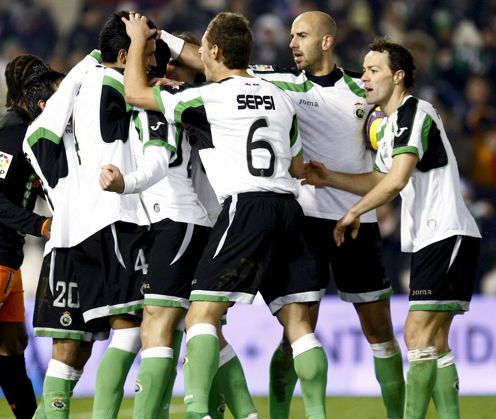 Los jugadores del Racing de Santander celebran el gol conseguido ante el Valencia durante el encuentro de ida.