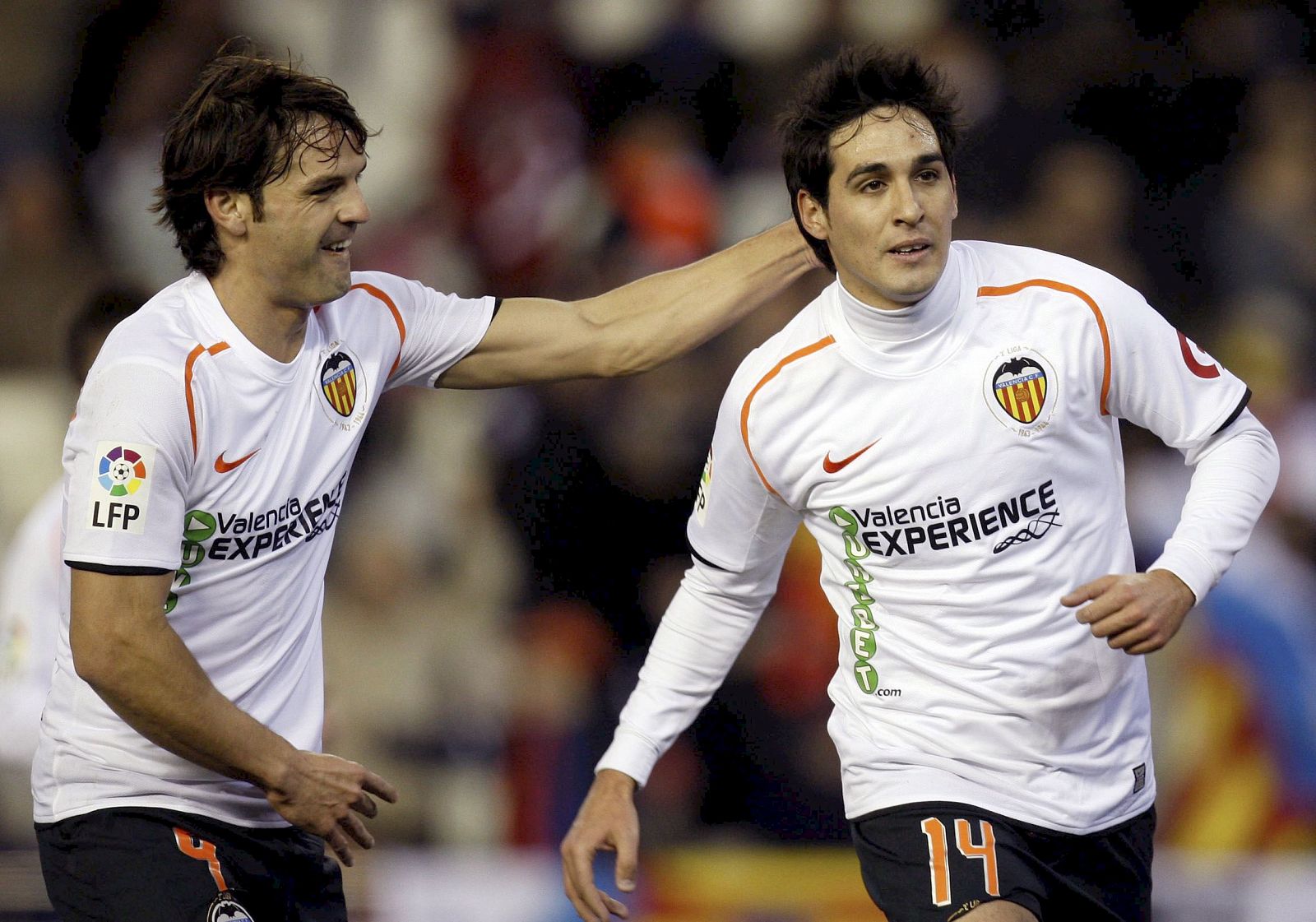 Vicente recibe la felicitación de Fernando Morientes tras marcar el primer gol del Valencia.