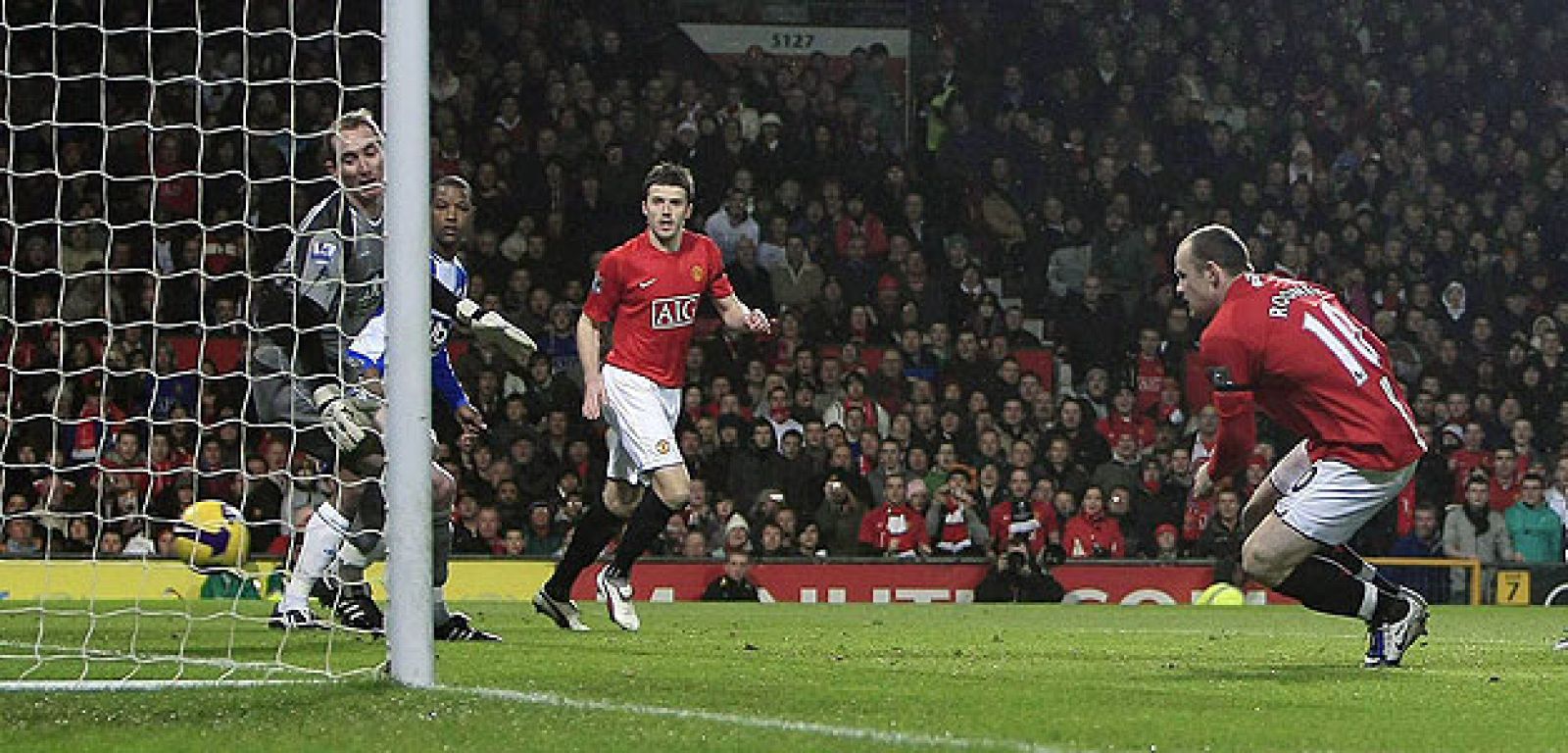 Rooney celebra el gol que le da tres puntos de oro al Manchester United.