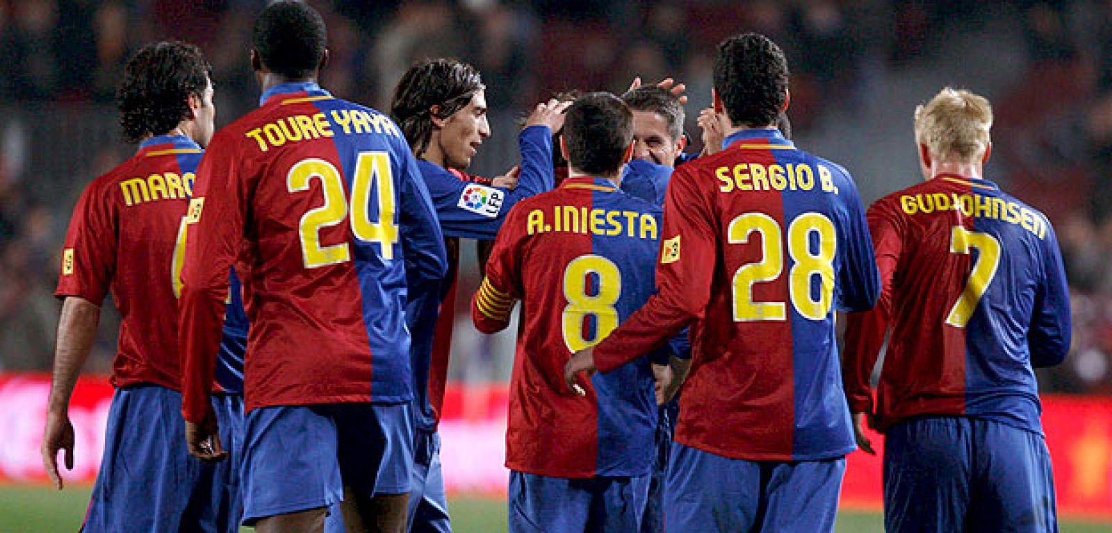 Los jugadores del F. C. Barcelona celebran el primer gol del equipo blaugrana.