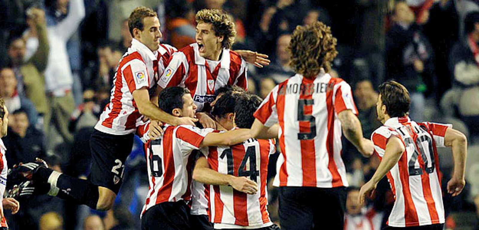 Los jugadores del Athletic de Bilbao celebran el gol conseguido por el centrocampista Igor Gabilondo.