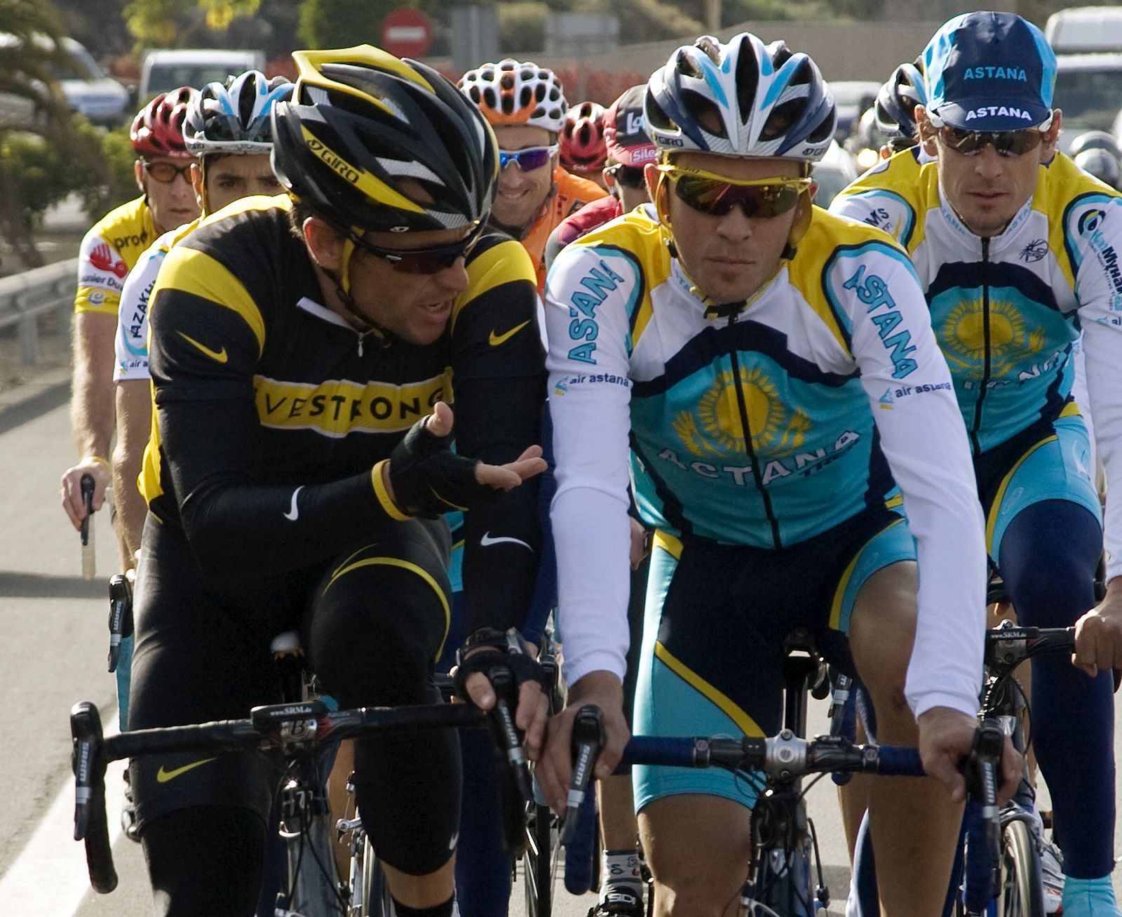 Alberto Contador y Lance Armstrong entrenando en Tenerife.