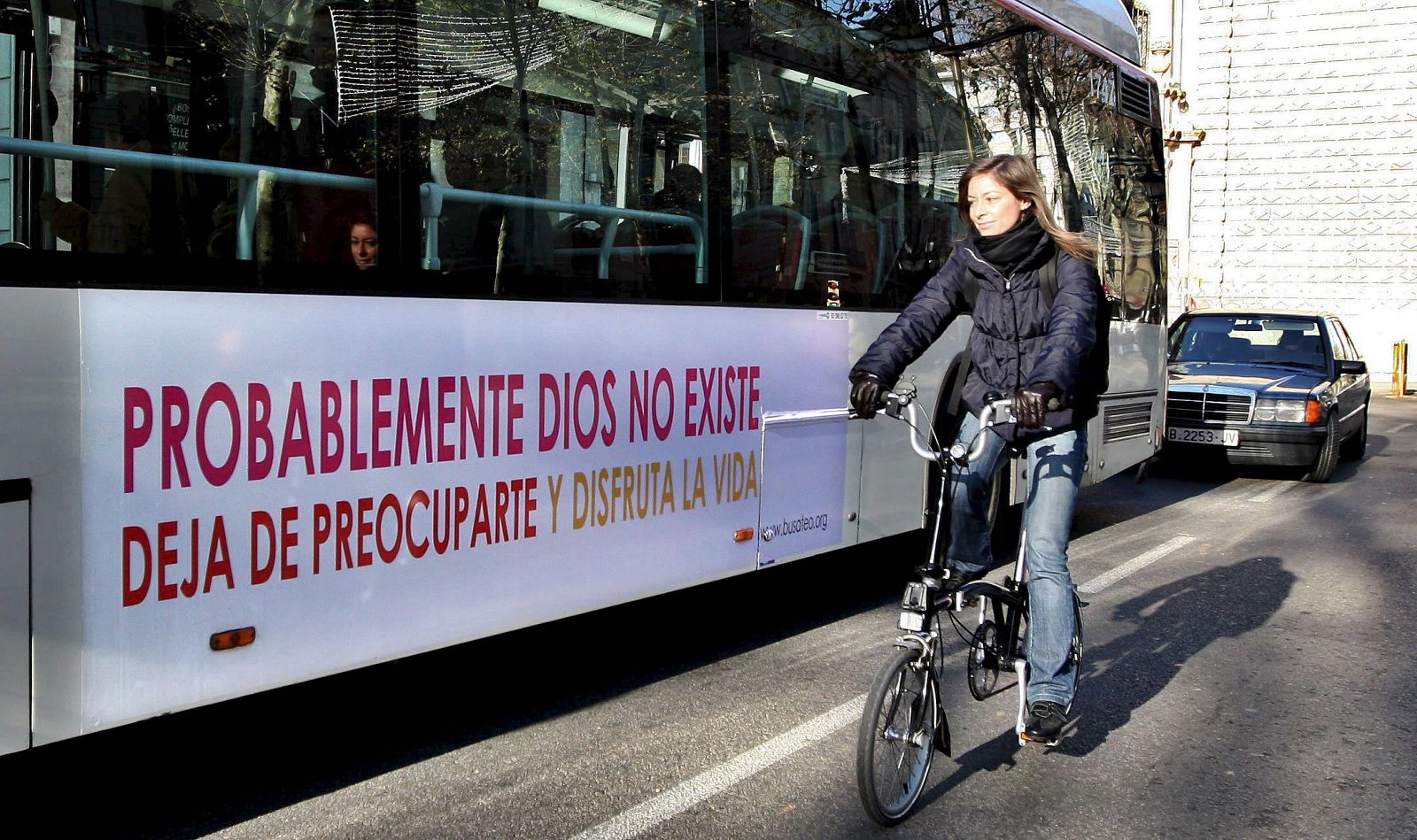 Dos autobuses de Barcelona de las líneas 14 y 41 han comenzado a circular hoy con la publicidad "Dios probablemente no existe. No te preocupes y disfruta de la vida".