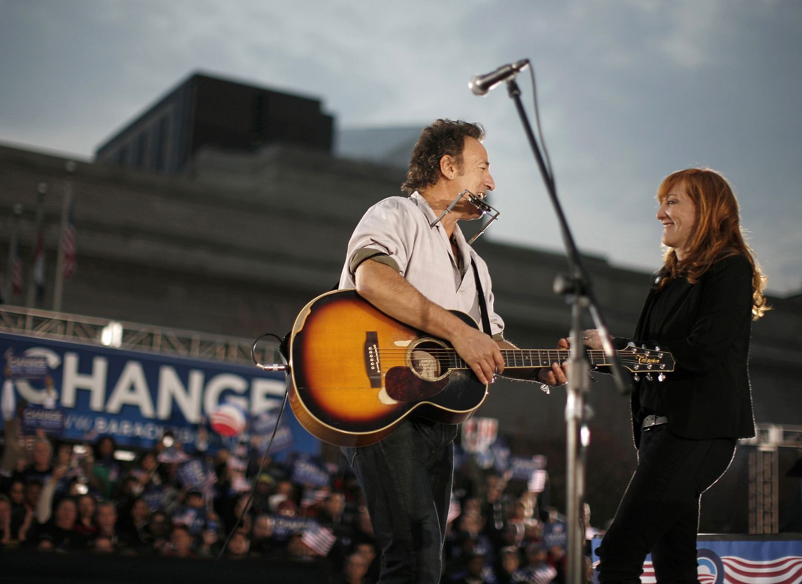 Bruce Springsteen junto a su esposa Patti Scialfa en un concierto en Cleveland.