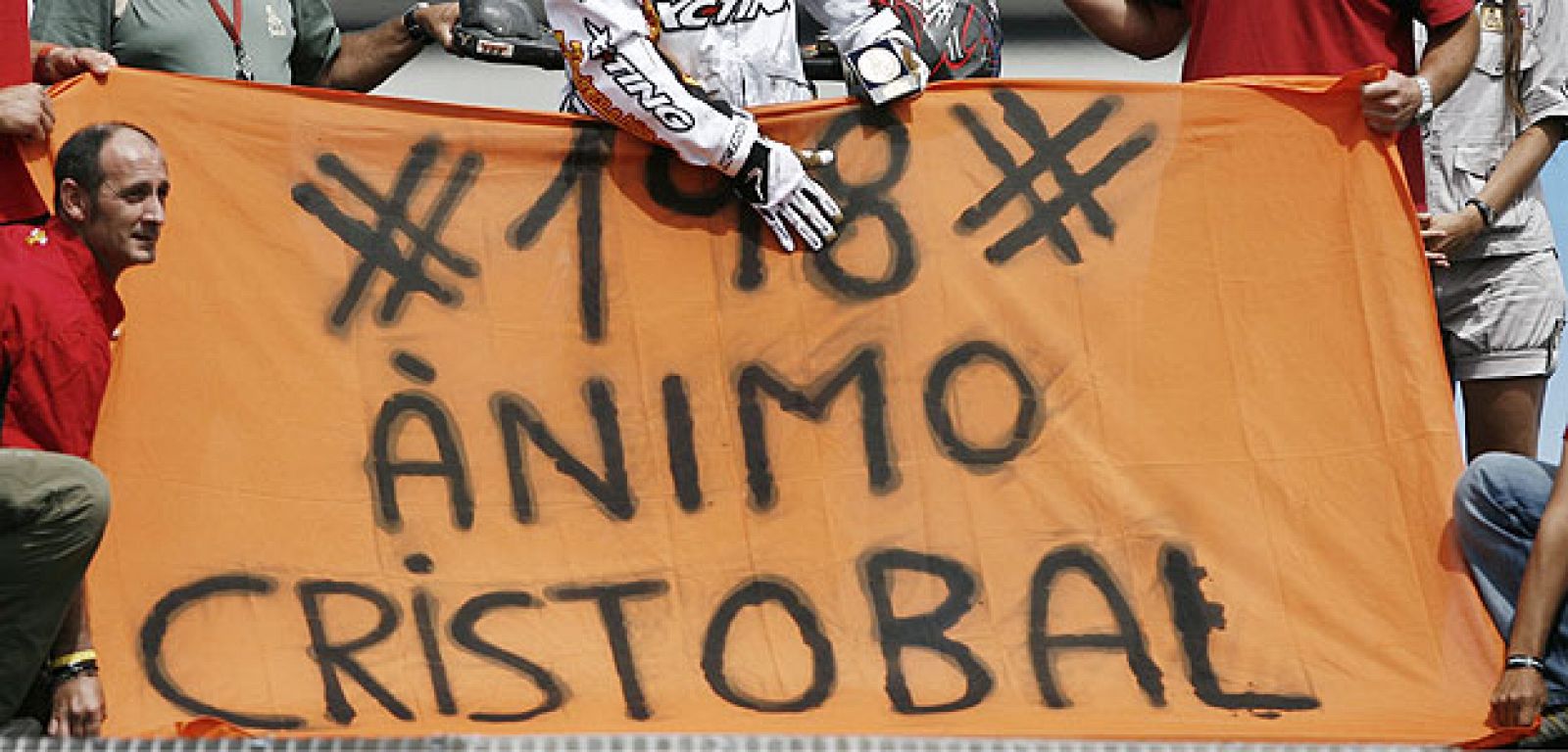 Una pancarta de apoyo al accidentado Cristóbal Guerrero.