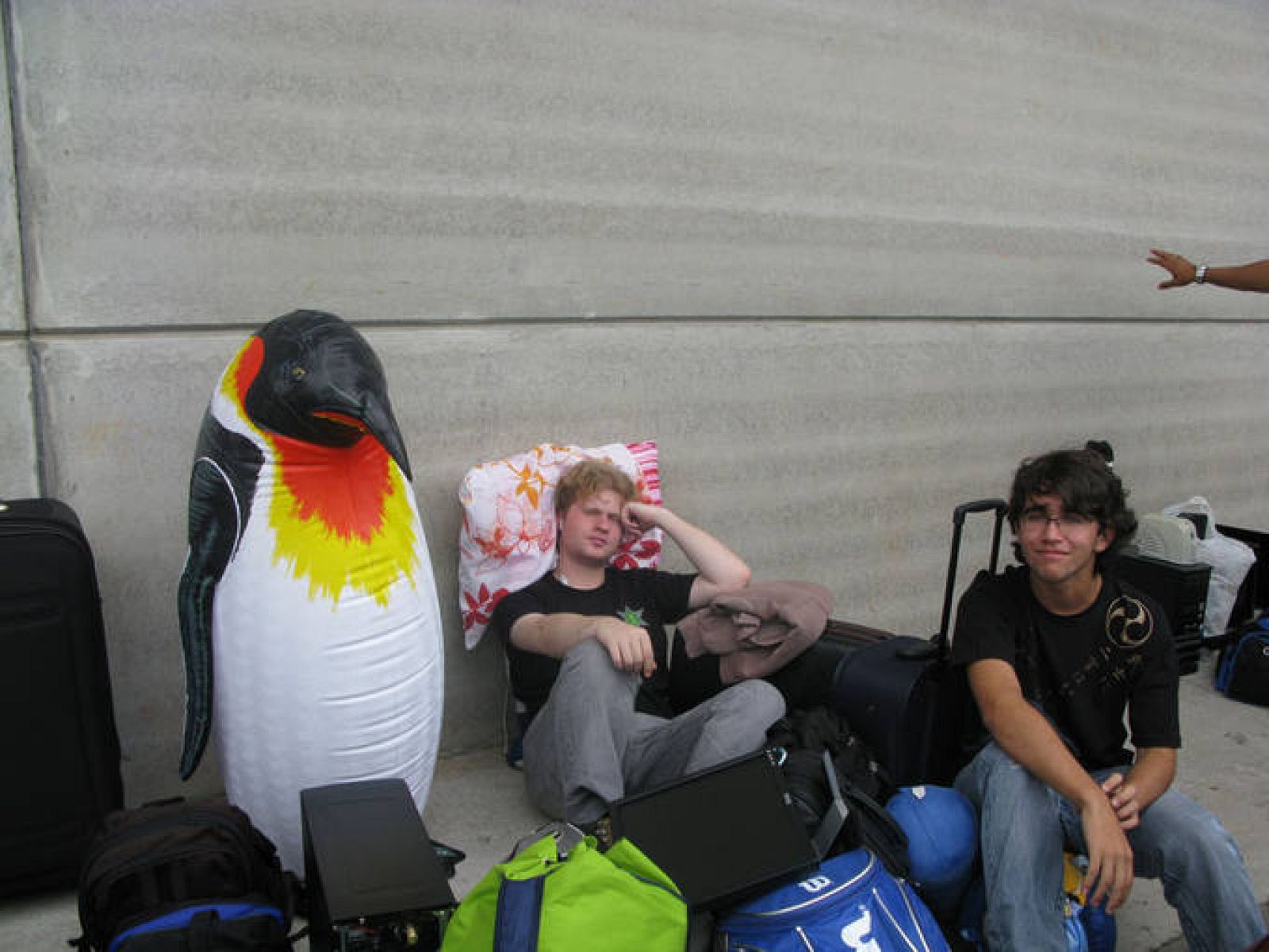  Uno de los jóvenes asistentes a la Campus Party Brasil espera con su mascota linuxera la apertura de las puertas del evento