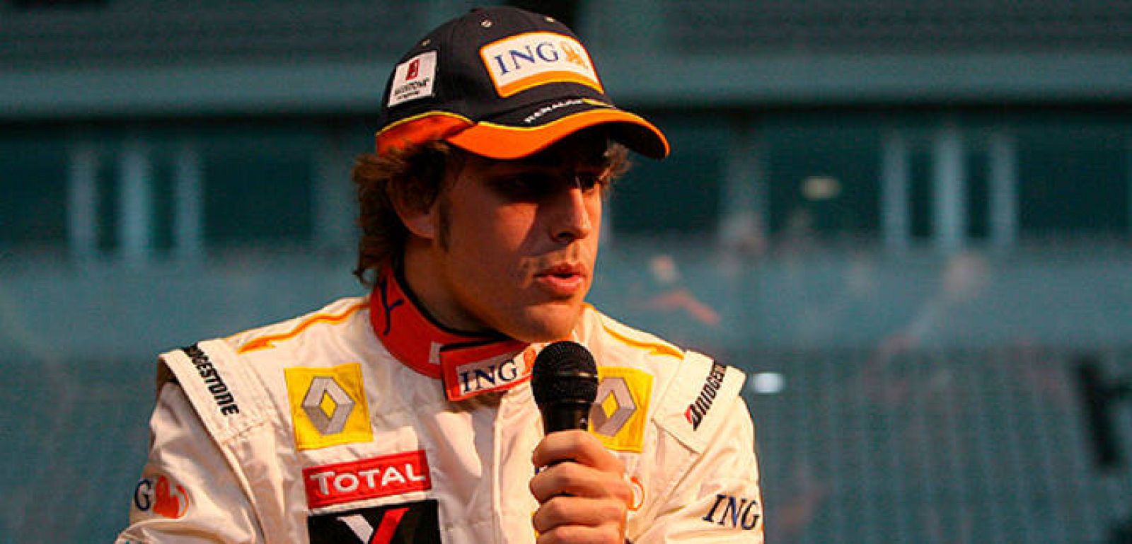  Fernando Alonso se dirige a la prensa tras el entrenamiento con el R29 en el circuito de Portimao (Portugal).