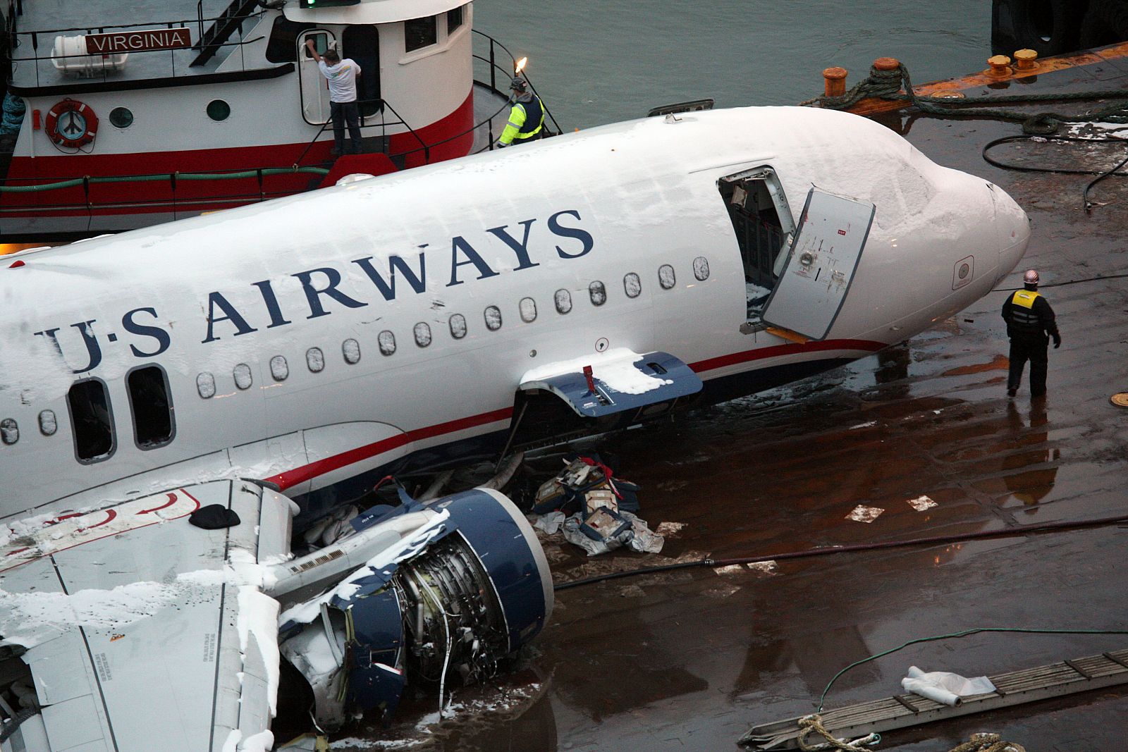 El US Airways Airbus A320 tras sacarlo del río Hudson