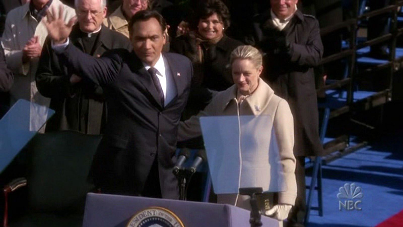 Matt Santos (Jimmy Smits) toma posesión como presidente de EE.UU. en la ficción.