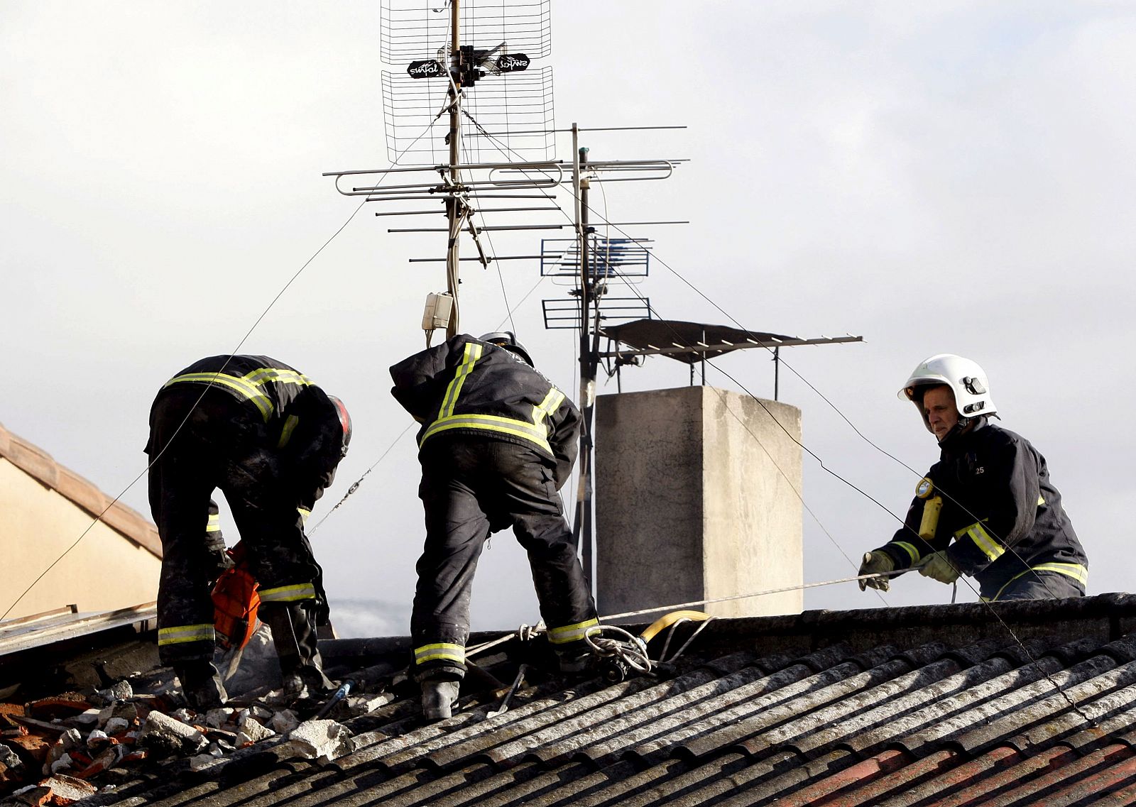 Los bomberos intentan acceder por el tejado a la vivienda incendiada en Etxarri Aranatz,