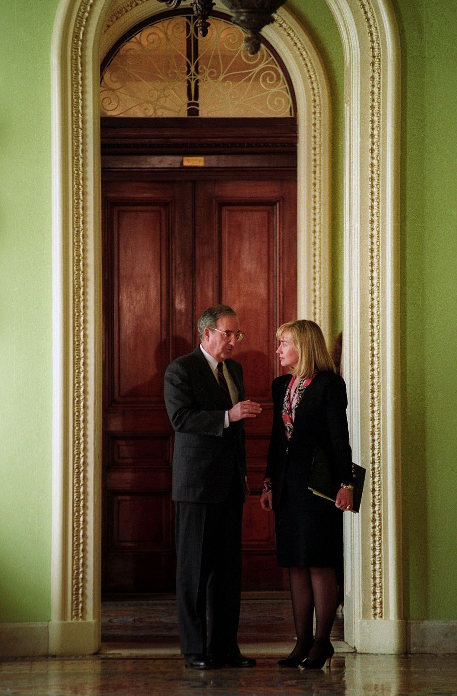 El senador Goerge Mitchell en 1993, cuando ejercí como líder de la mayoría demócrata en el Senado, charlando con la entonces primera dama, Hillary Clinton, que ocupará la Secretaria de Estado con Barack Obama.