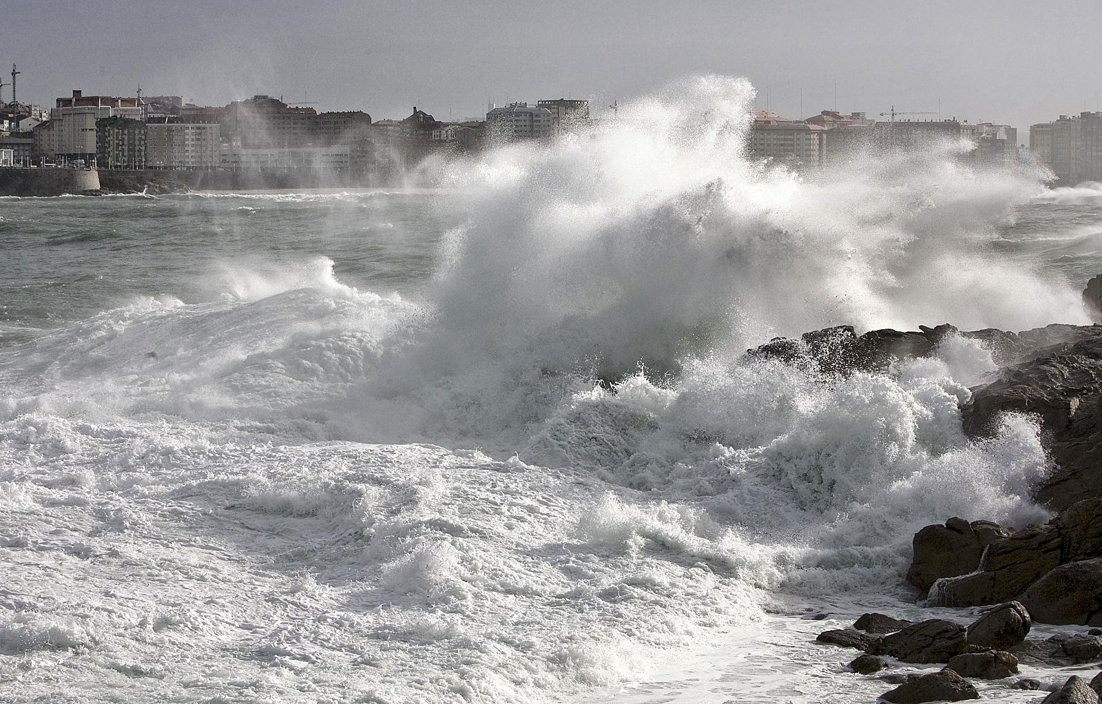 Fuerte oleaje en una playa de A Coruña, una de las ciudades más afectadas por el temporal que afecta a varios puntos del norte peninsular.