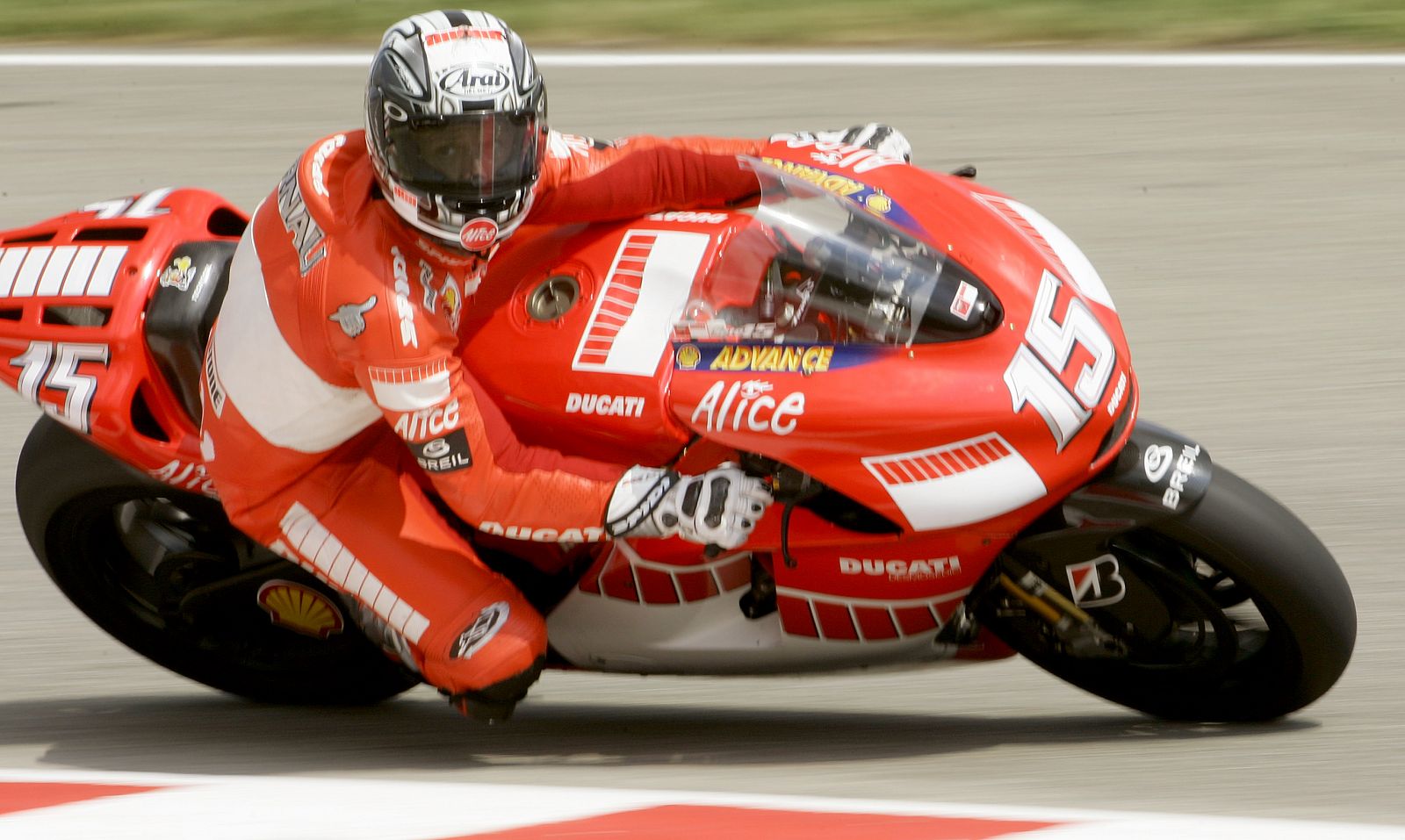 El piloto español Sete Gibernau conduce su Ducati en 2006, último Mundial de MotoGP en el que participó.