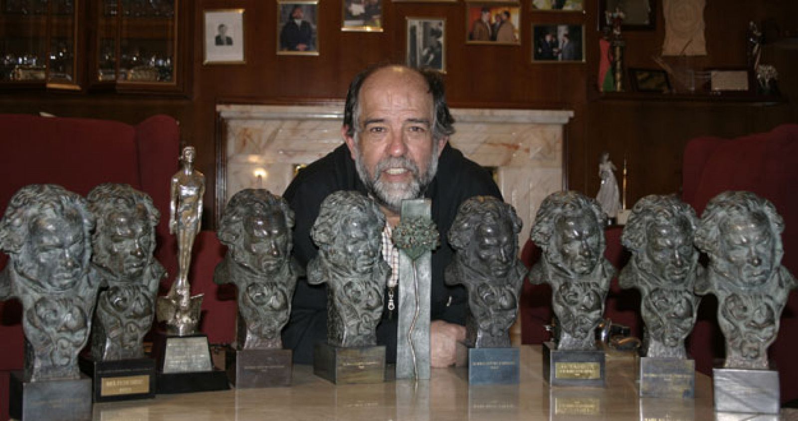 Reyes Abades, en su casa con sus ocho premios.