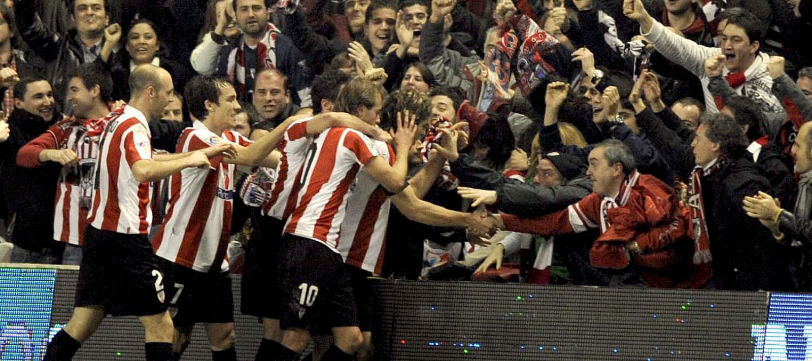 Los jugadores del Athletic de Bilbao celebran el tercer gol de su equipo durante el partidocontra el Valencia.