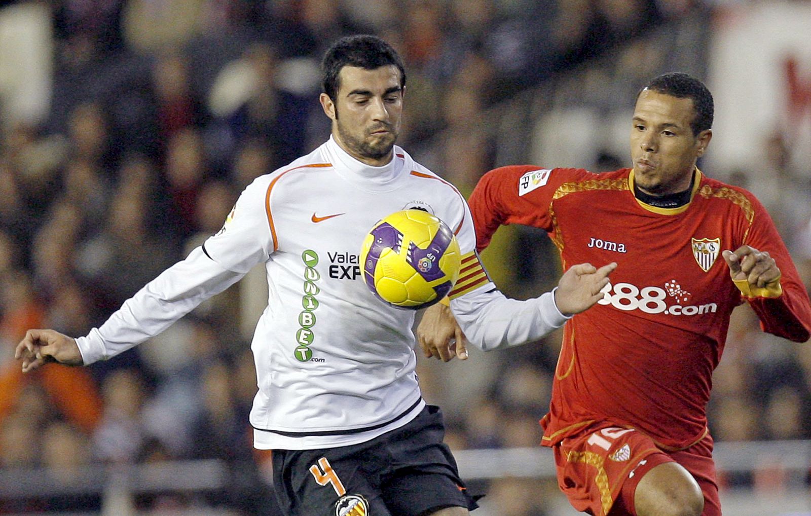 Luis Fabiano pelea un balón con el defensa Raúl Albiol, del Valencia.