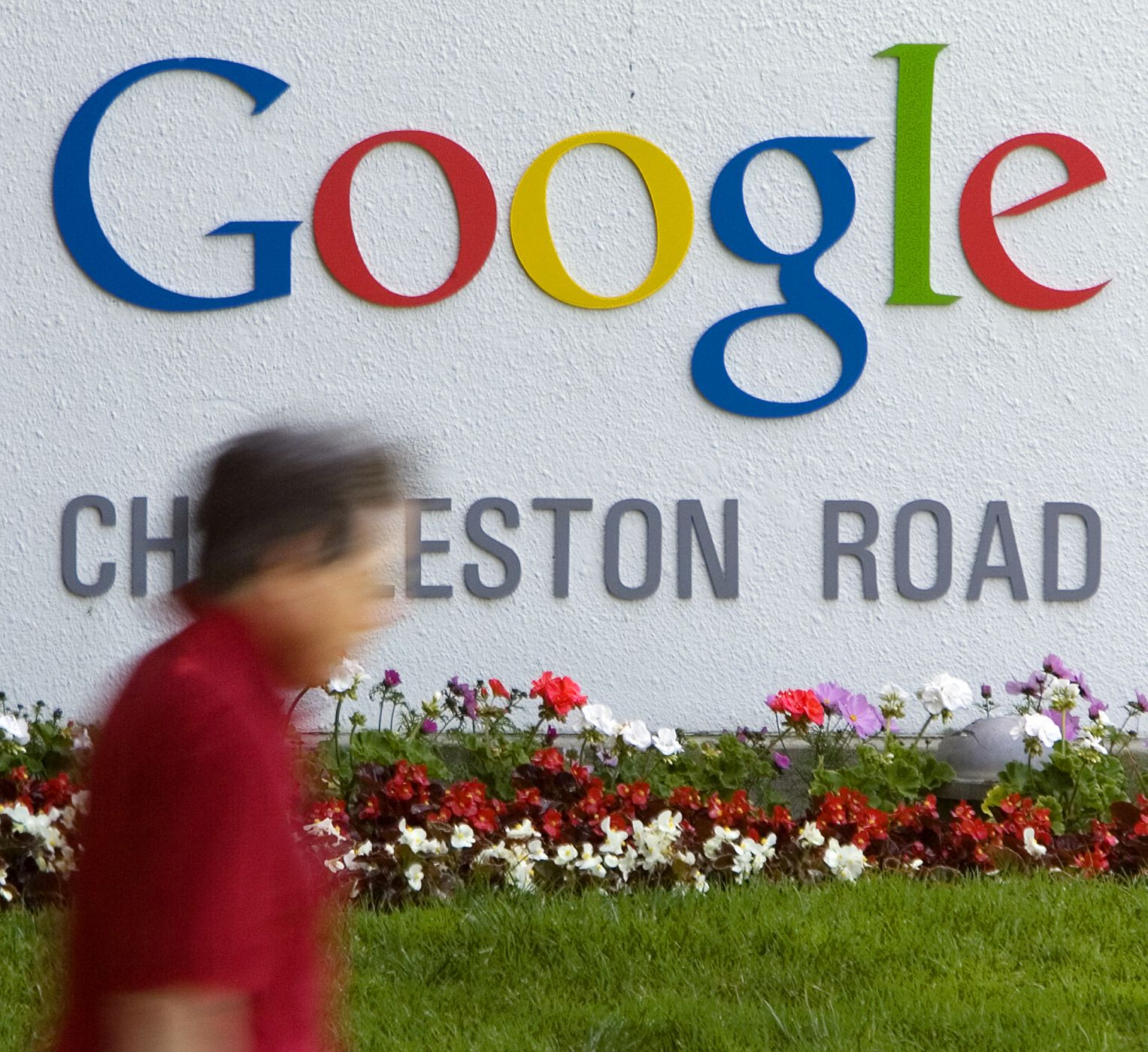 Un hombre pasa ante la sede de Google en Mountain View, California.