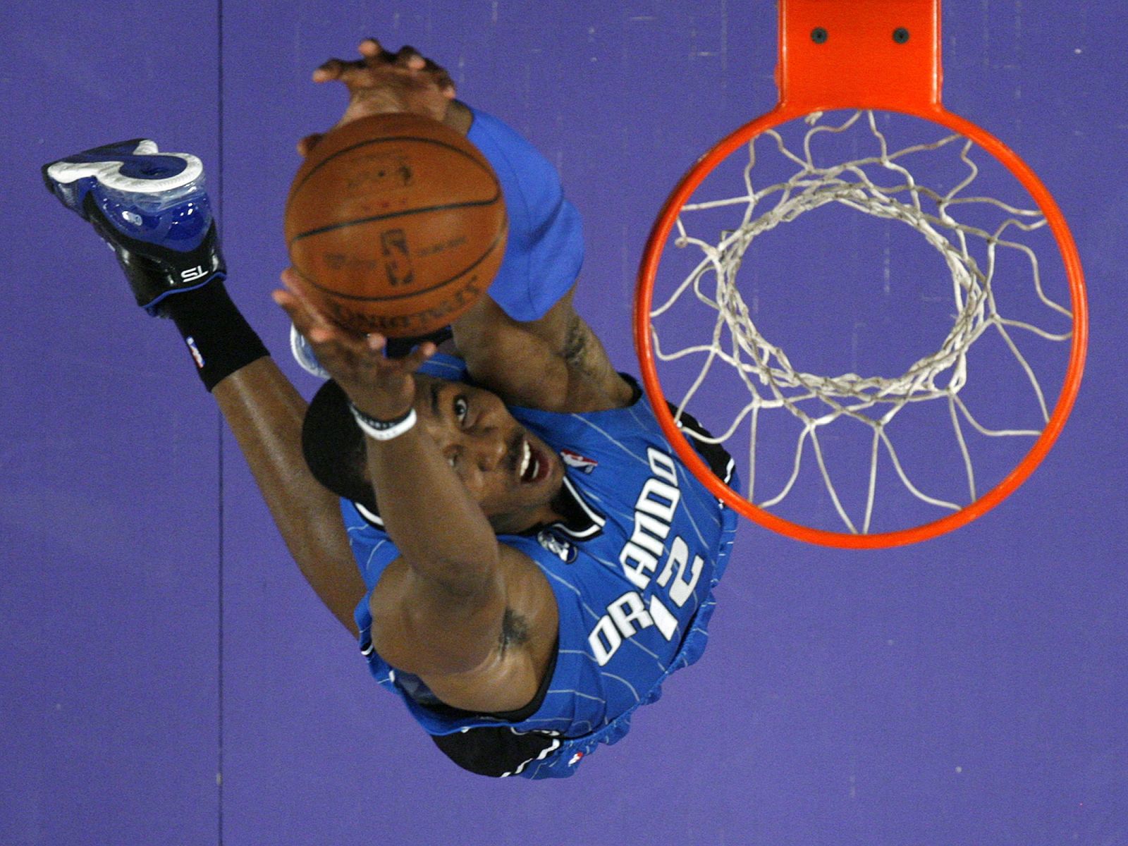 El jugador de Orlando Magic, Dwight Howard, hace un mate.