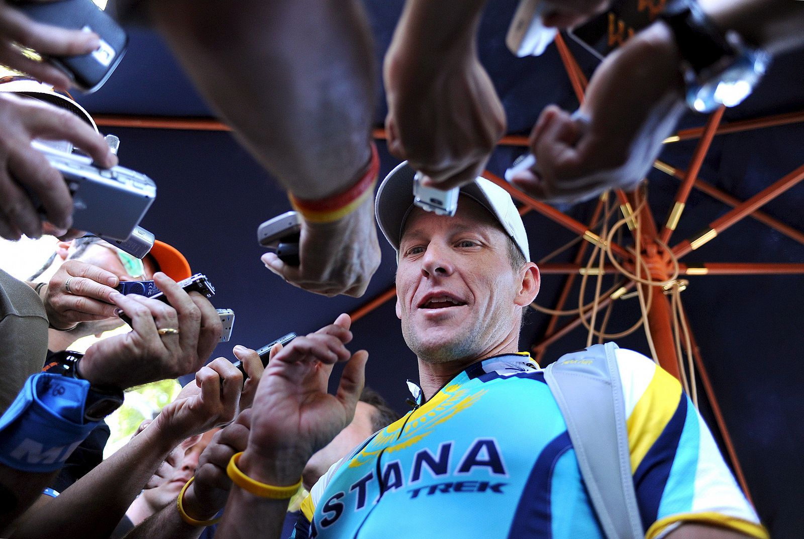 Lance Armstrong habla con la prensa tras la cuarta etapa del Tour Down Under australiano.