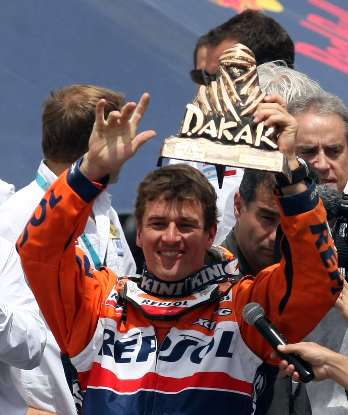 El piloto español Marc Coma festeja en Buenos Aires el título conseguido en el Dakar 2009, el segundo de su carrera