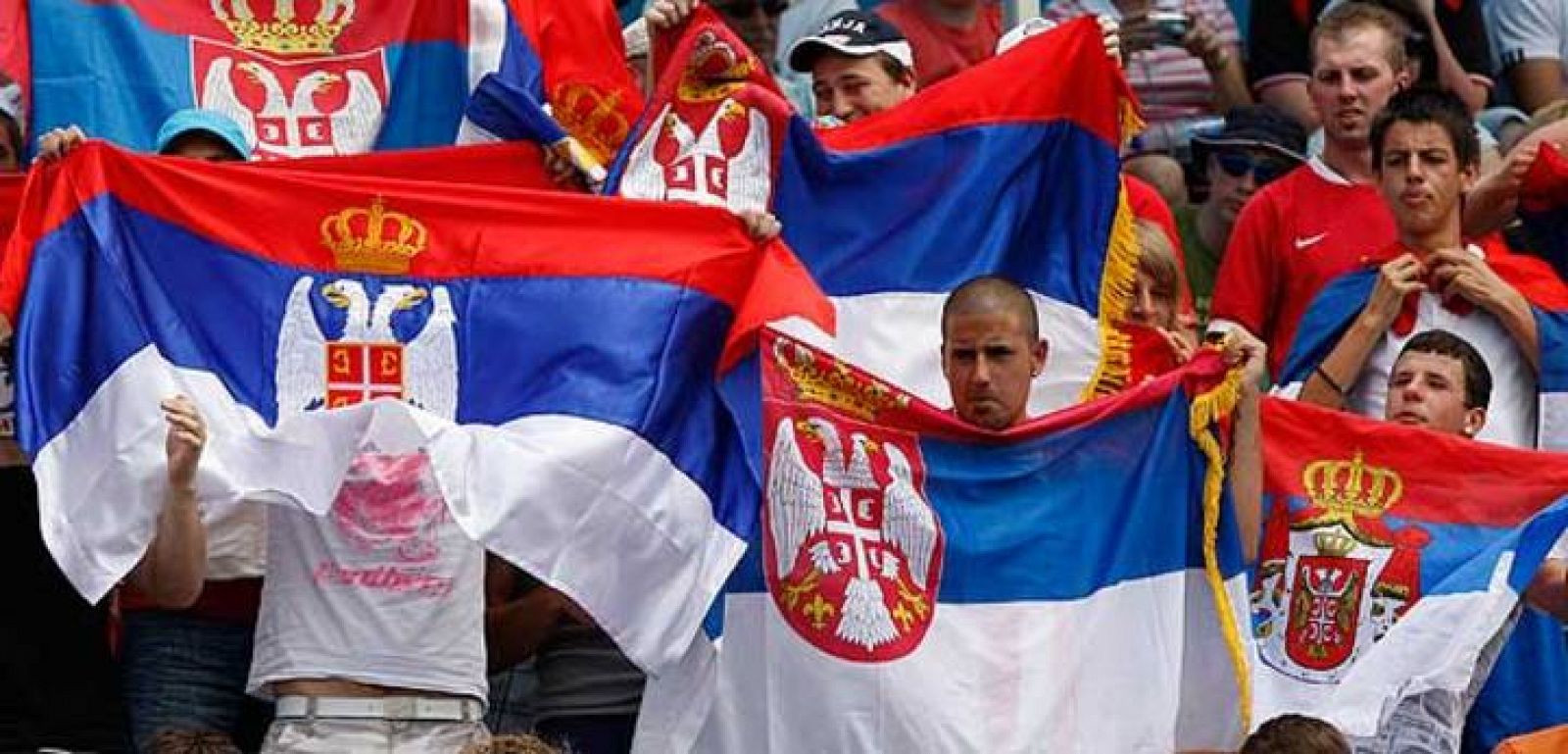 Aficionados serbios animan durante un partido del Abierto de Australia.