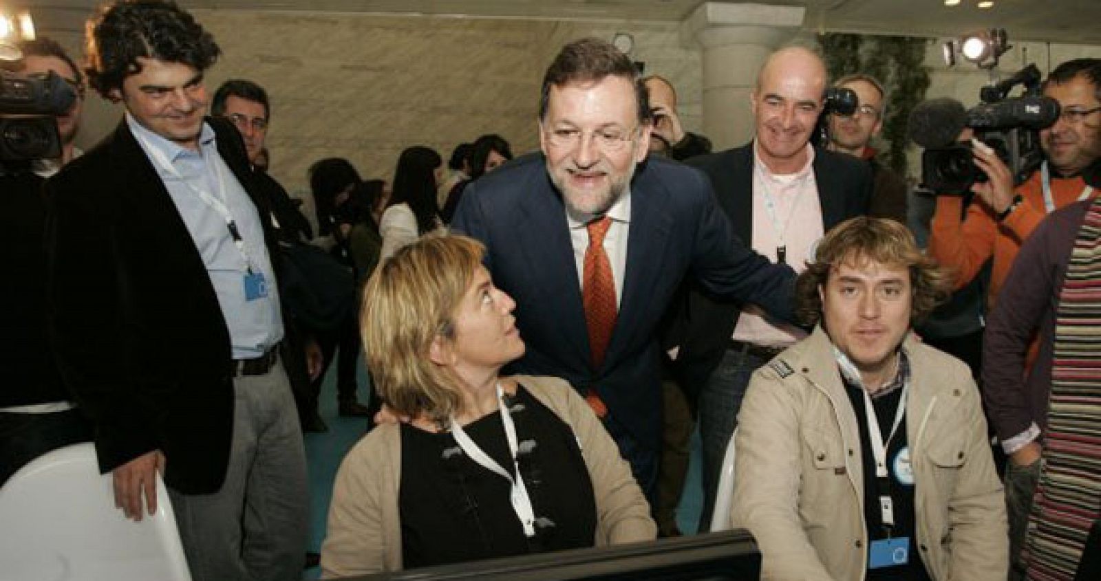 Mariano Rajoy saluda a los participantes en la quedada del PP.